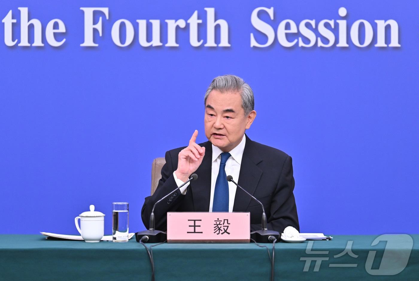 본문 이미지 - 왕이 중국 외교부장은 8일 오전 베이징에서 개최된 '중국외교정책과 대외관계'를 주제로 한 기자회견에서 발언을 하고 있다. ⓒ 신화=뉴스1