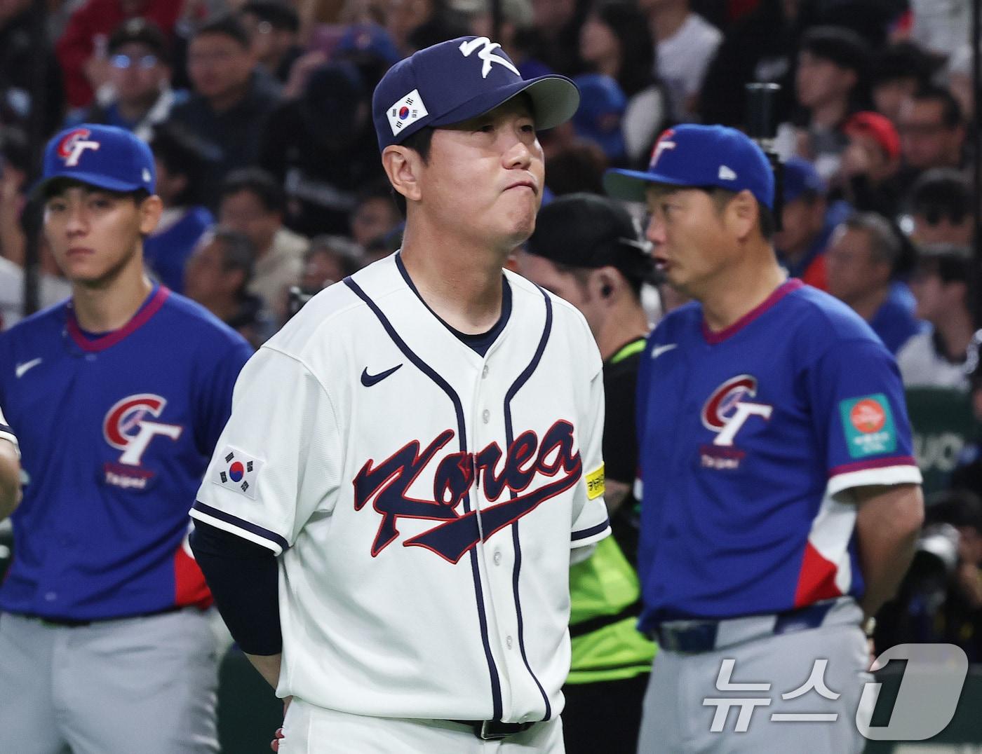 본문 이미지 - 8일 일본 도쿄돔에서 열린 2026 월드베이스볼클래식 조별리그 C조 대한민국과 일본의 경기. 류지현 감독이 생각에 잠겨 있다. 2026.3.8 ⓒ 뉴스1 구윤성 기자