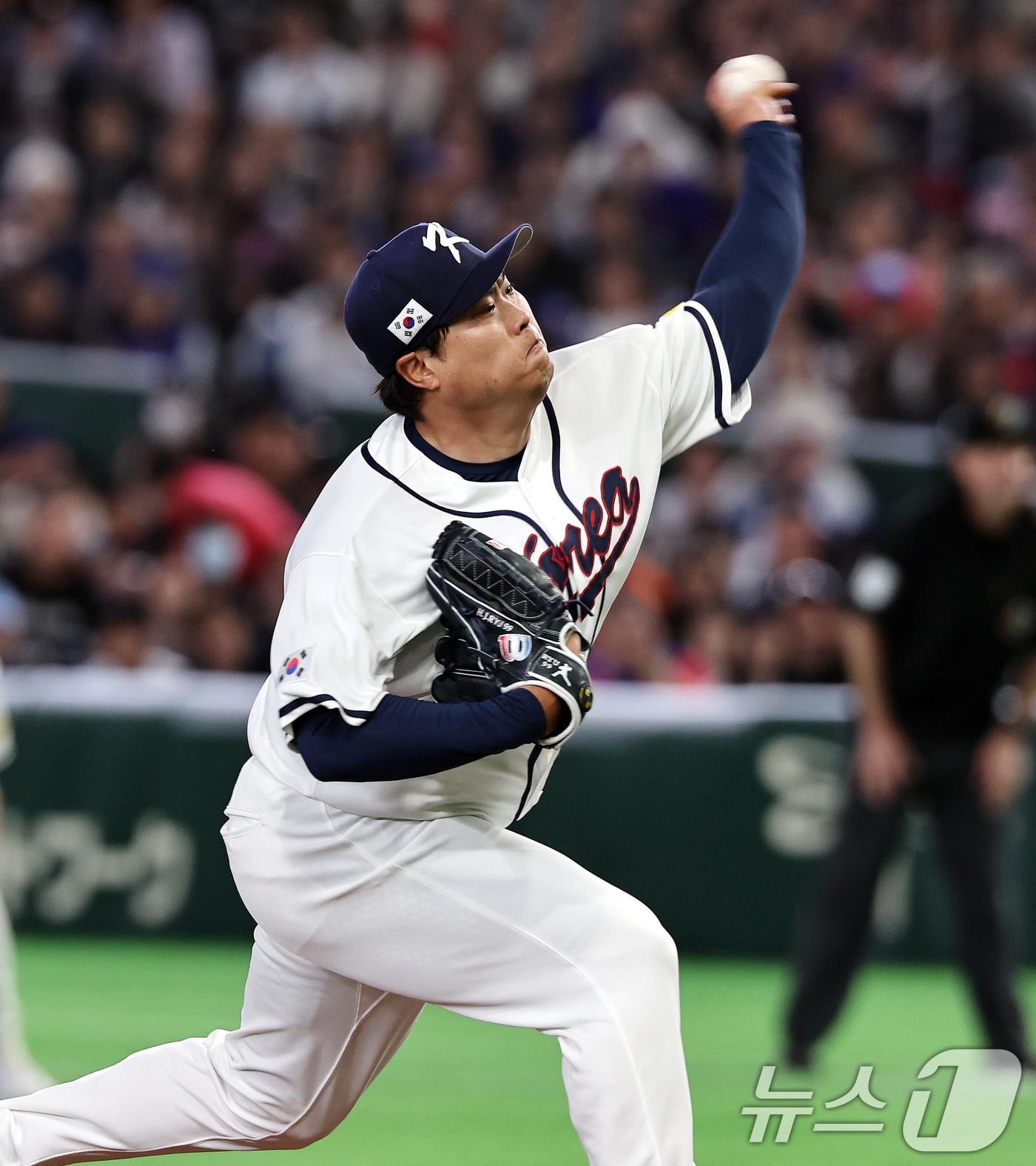 본문 이미지 - 8일 일본 도쿄돔에서 열린 2026 월드베이스볼클래식 조별리그 C조 대한민국과 일본의 경기. 한국 선발투수 류현진이 역투하고 있다. 2026.3.8 ⓒ 뉴스1 구윤성 기자