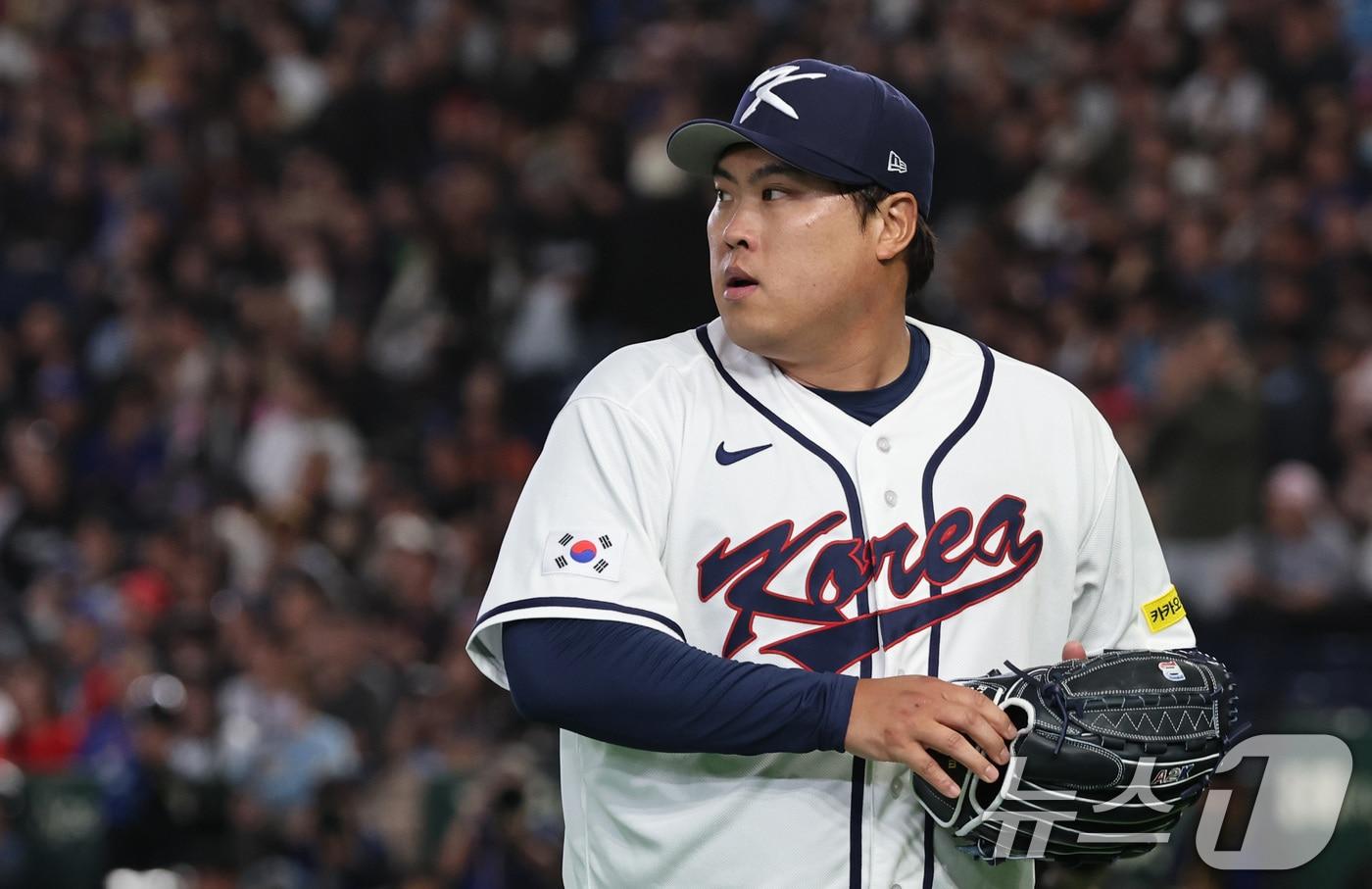 본문 이미지 - 8일 일본 도쿄돔에서 열린 2026 월드베이스볼클래식 조별리그 C조 대한민국과 대만의 경기. 한국 선발투수 류현진이 삼자범퇴로 이닝을 마친 뒤 더그아웃으로 들어서고 있다. 2026.3.8 ⓒ 뉴스1 구윤성 기자