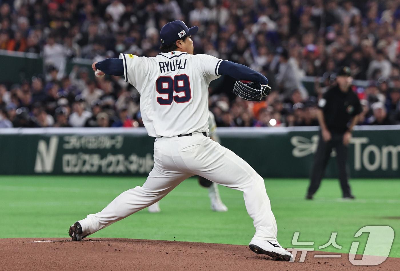 본문 이미지 - 8일 일본 도쿄돔에서 열린 2026 월드베이스볼클래식 조별리그 C조 대한민국과 일본의 경기. 한국 선발투수 류현진이 역투하고 있다. ⓒ 뉴스1 구윤성 기자