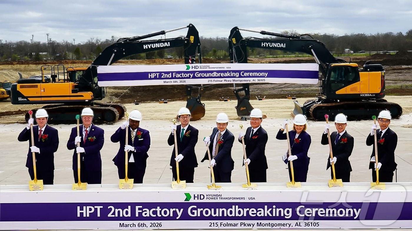 본문 이미지 - HD현대일렉트릭이 지난 6일(현지시각) 미국 앨라배마에서 북미 생산법인의 제2공장 기공식을 개최했다. 왼쪽 세 번째부터 코넬리어스 \'CC\' 칼훈 몽고메리 시의회 의장, 김영기 HD현대일렉트릭 사장, 이준호 애틀랜타 총영사, 조석 HD현대 부회장, 앨런 맥네어 앨라배마주 상무장관.(HD현대일렉트릭 제공) ⓒ 뉴스1 최동현 기자