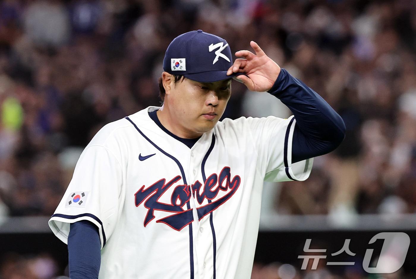 본문 이미지 - 8일 일본 도쿄돔에서 열린 2026 월드베이스볼클래식 조별리그 C조 대한민국과 일본의 경기. 2회초 대만 선두타자 장위청에게 솔로홈런을 허용한 류현진이 이닝을 마치고 더그아웃으로 향하고 있다. 2026.3.8 ⓒ 뉴스1 구윤성 기자