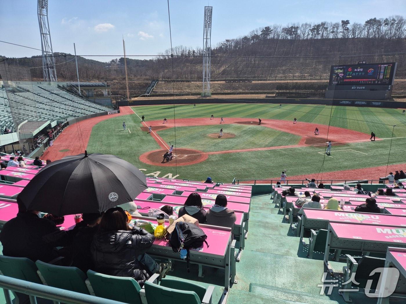 본문 이미지 - 8일 울산 문수야구장에서 시민들이 '울산 웨일즈'와 '기아 타이거즈 2군'의 시범경기를 보고 있다.2026.3.8/뉴스1ⓒ 뉴스1 박정현 기자