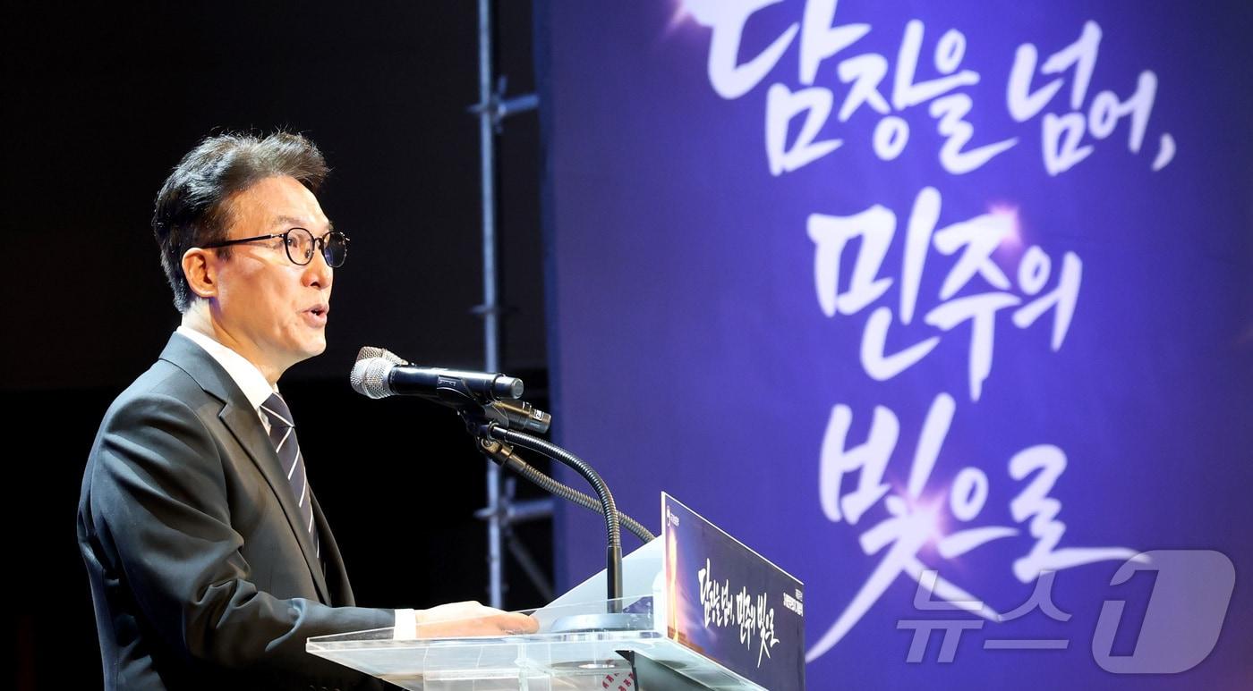 본문 이미지 - 김민석 국무총리가 제66주년 3·8 민주운동 기념일인 8일 대전시청 대강당에서 '담장을 넘어, 민주의 빛으로'를 주제로 열린 66주년 3·8민주운동 기념식에 참석하여 기념사를 하고 있다. 2026.3.8 ⓒ 뉴스1 김기남 기자