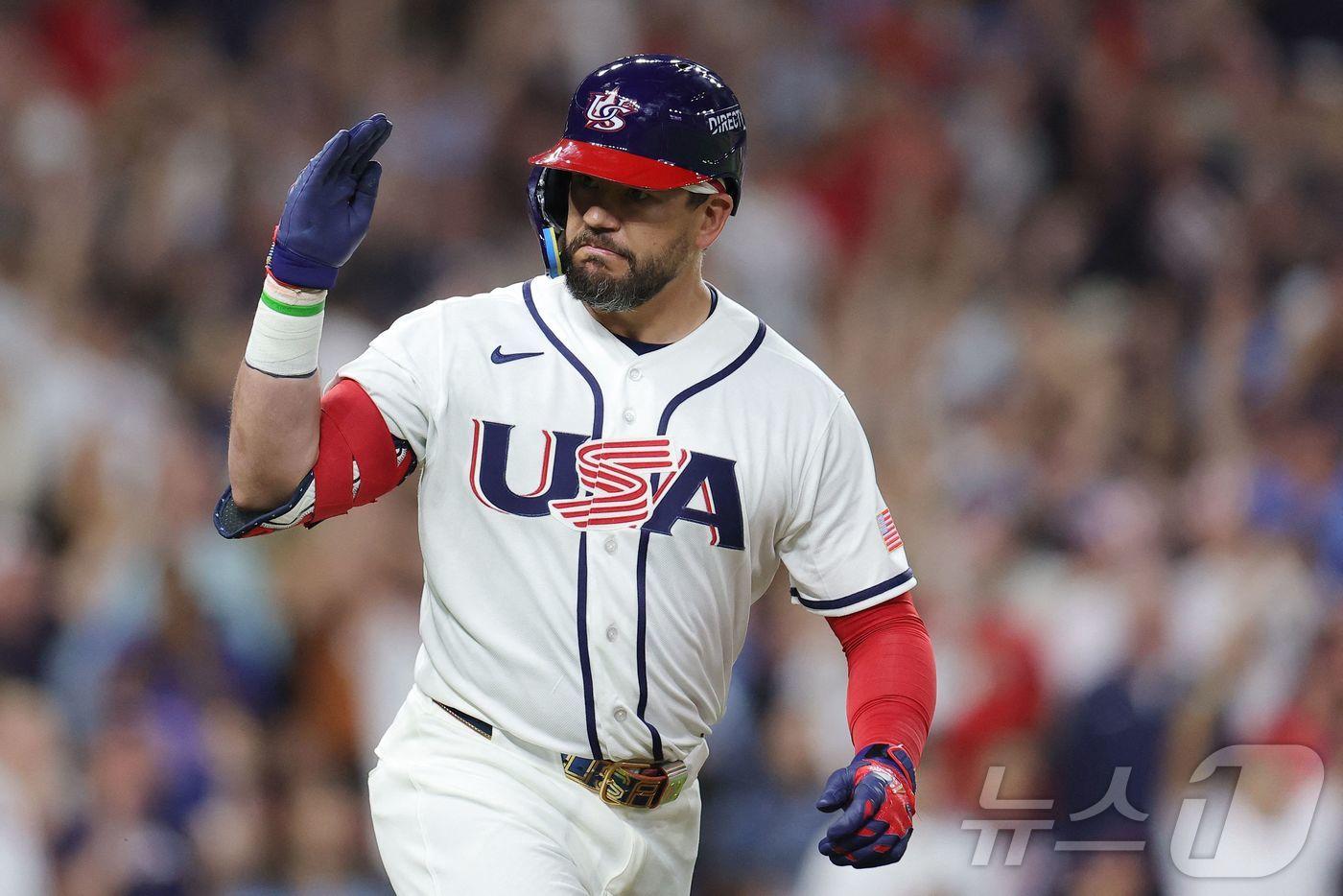 본문 이미지 - 미국 야구대표팀 카일 슈와버가 8일(한국시간) 열린 2026 WBC 1라운드 B조 영국전에서 5회 역전 투런포를 터뜨려 팀 승리를 이끌었다. ⓒ AFP=뉴스1