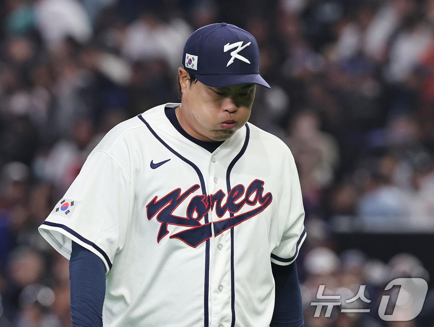 본문 이미지 - 8일 일본 도쿄돔에서 열린 2026 월드베이스볼클래식 조별리그 C조 대한민국과 일본의 경기. 대한민국 류현진이 3회 2사 2,3루 위기를 넘긴 뒤 더그아웃으로 향하고 있다. 2026.3.8 ⓒ 뉴스1 구윤성 기자