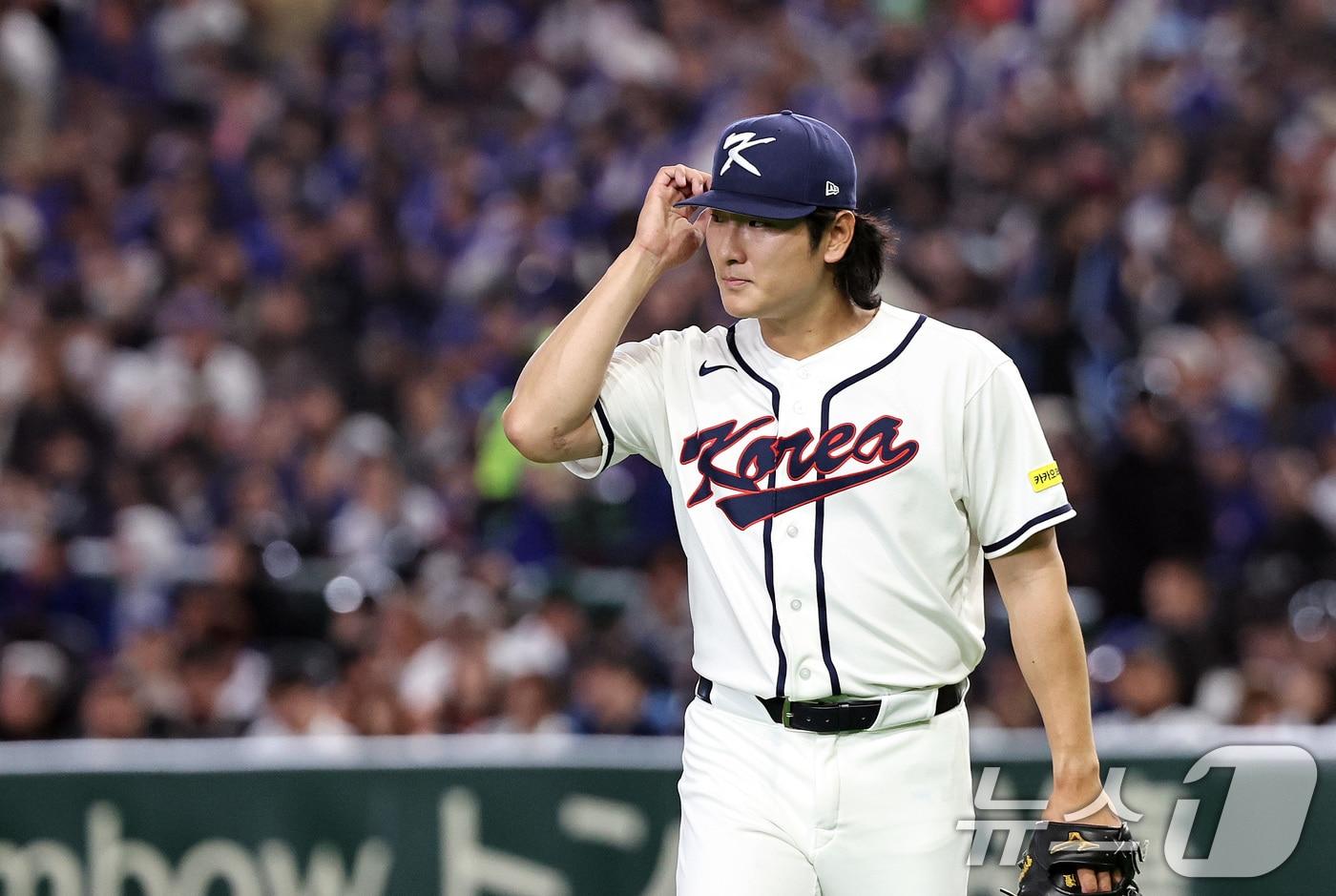 본문 이미지 - 8일 일본 도쿄돔에서 열린 2026 월드베이스볼클래식 조별리그 C조 대한민국과 일본의 경기. 4회초 마운드에 오른 대한민국 투수 곽빈이 이닝을 마친 뒤 더그아웃으로 향하고 있다. 2026.3.8 ⓒ 뉴스1 구윤성 기자