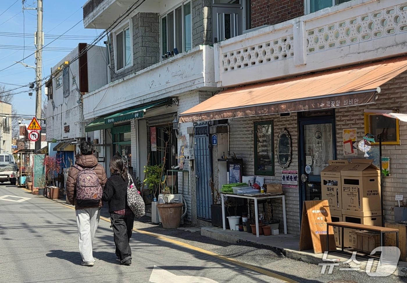 본문 이미지 - 8일 오전 11시께 전북 전주시 완산구 '서학동 예술마을'을 방문한 나들이객들이 골목을 걷고 있다.2026.3.8/뉴스1 문채연 기자