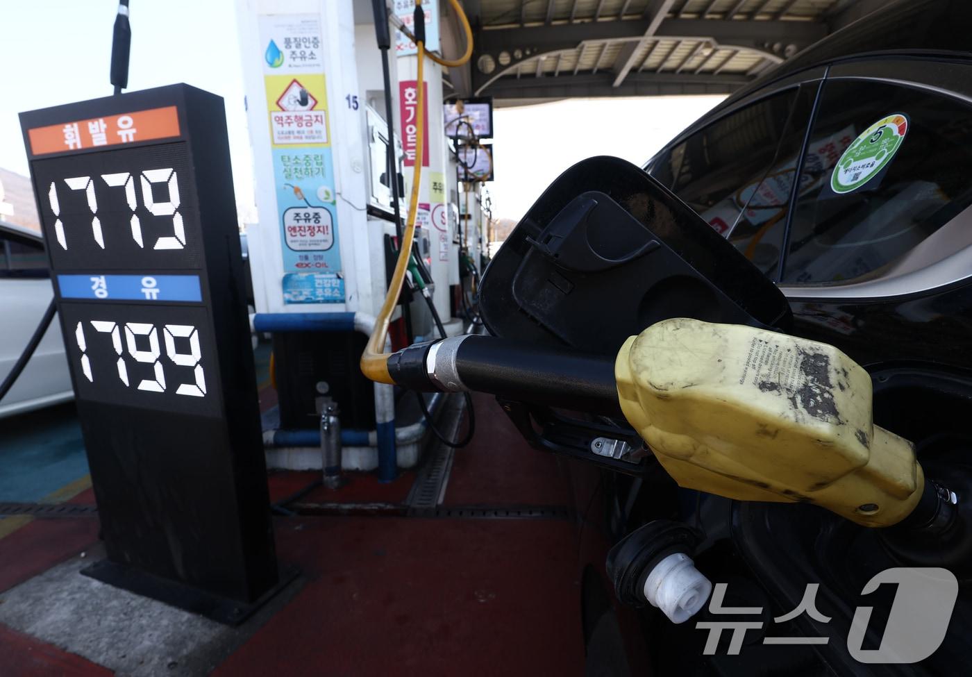 본문 이미지 - 미국·이스라엘과 이란 간 무력 충돌 여파로 국내 휘발유와 경유 가격이 상승하고 있는 가운데 8일 오후 서울 서초구 만남의광장 주유소에 유가정보판이 놓여 있다. 2026.3.8 ⓒ 뉴스1 김민지 기자