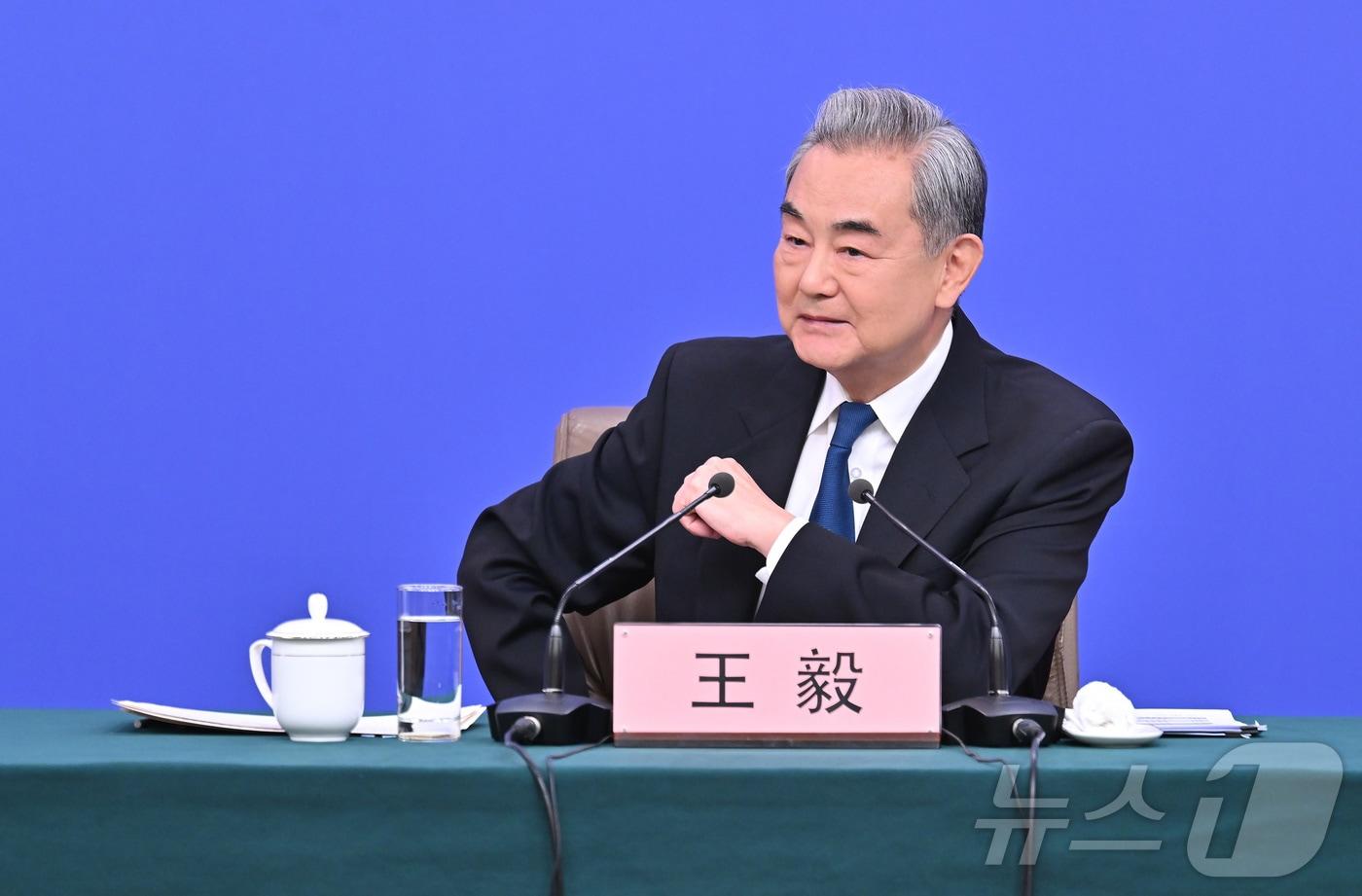 본문 이미지 - 왕이 중국 외교부장이 8일 오전 베이징에서 개최된 '중국 외교정책과 대외관계'를 주제로 한 기자회견에 참석했다. ⓒ 신화=뉴스1