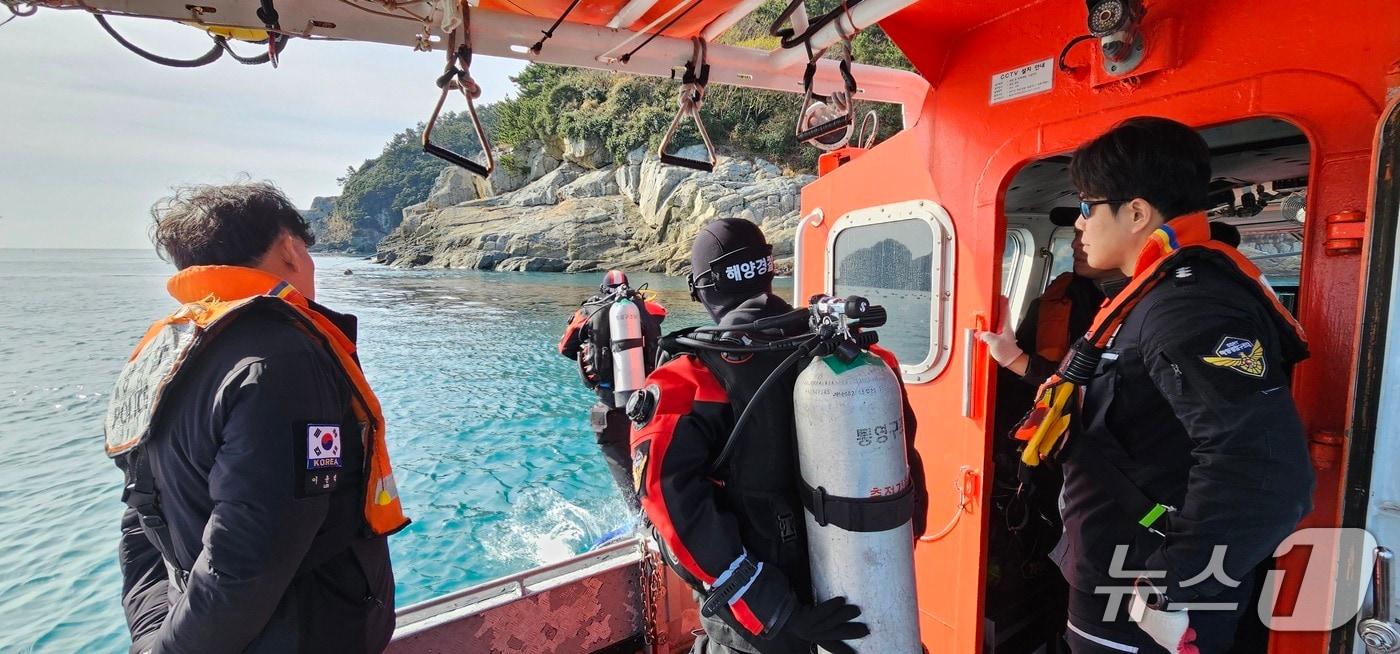 본문 이미지 - 통영해경이 통영 욕지도 해상에서 지난 7일 오후 6시쯤 실종된 50대 낚시객을 수색하고 있다.(통영해경 제공. 재판매 및 DB금지)