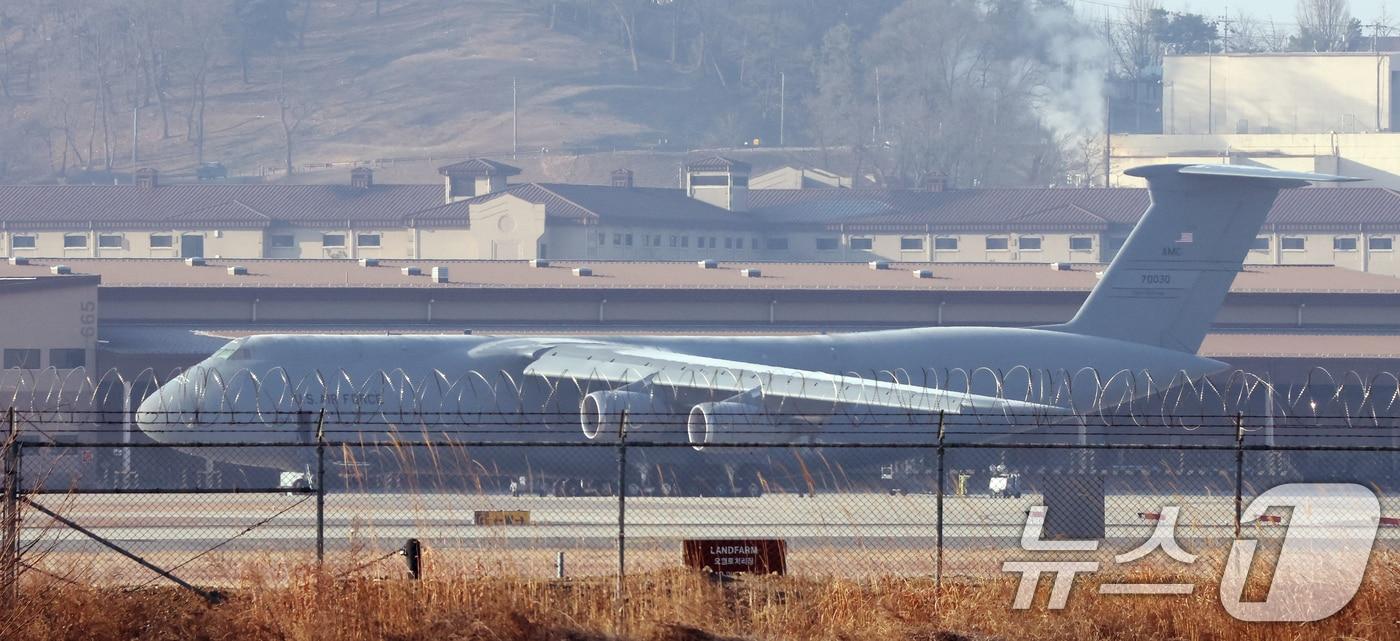 본문 이미지 - 8일 경기 평택시 주한미군 오산공군기지에 C-5 수송기가 계류되어 있다. 2026.3.8 ⓒ 뉴스1 김영운 기자
