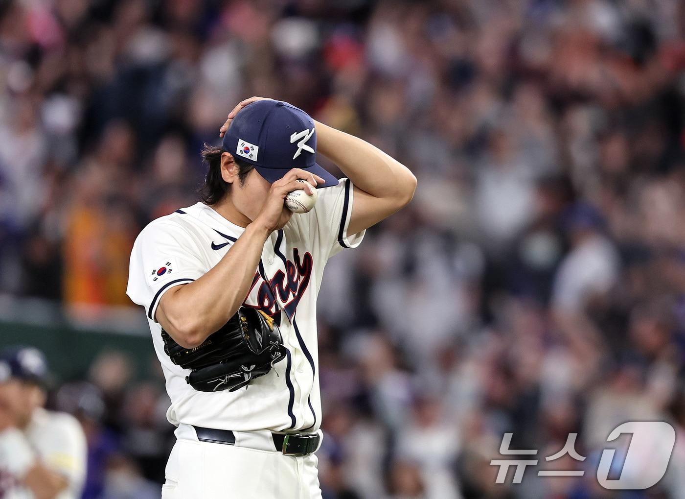 본문 이미지 - 8일 일본 도쿄돔에서 열린 2026 월드베이스볼클래식 조별리그 C조 대한민국과 일본의 경기. 대한민국 투수 곽빈이 6회초 대만 선두타자 정쭝저에게 솔로홈런을 허용한 뒤 아쉬워하고 있다. 2026.3.8 ⓒ 뉴스1 구윤성 기자