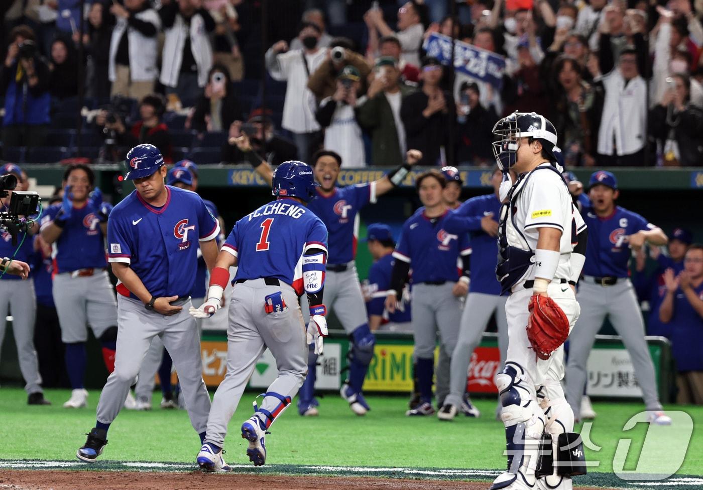 본문 이미지 - 8일 일본 도쿄돔에서 열린 2026 월드베이스볼클래식 조별리그 C조 대한민국과 일본의 경기. 6회초 대만 선두타자 정쭝저가 솔로홈런을 친 뒤 기뻐하고 있다. 2026.3.8 ⓒ 뉴스1 구윤성 기자