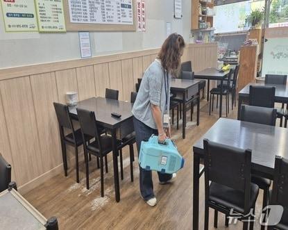 본문 이미지 - 금천구 착한가격업소에서 소독·방역을 진행하고 있다.(금천구 제공)