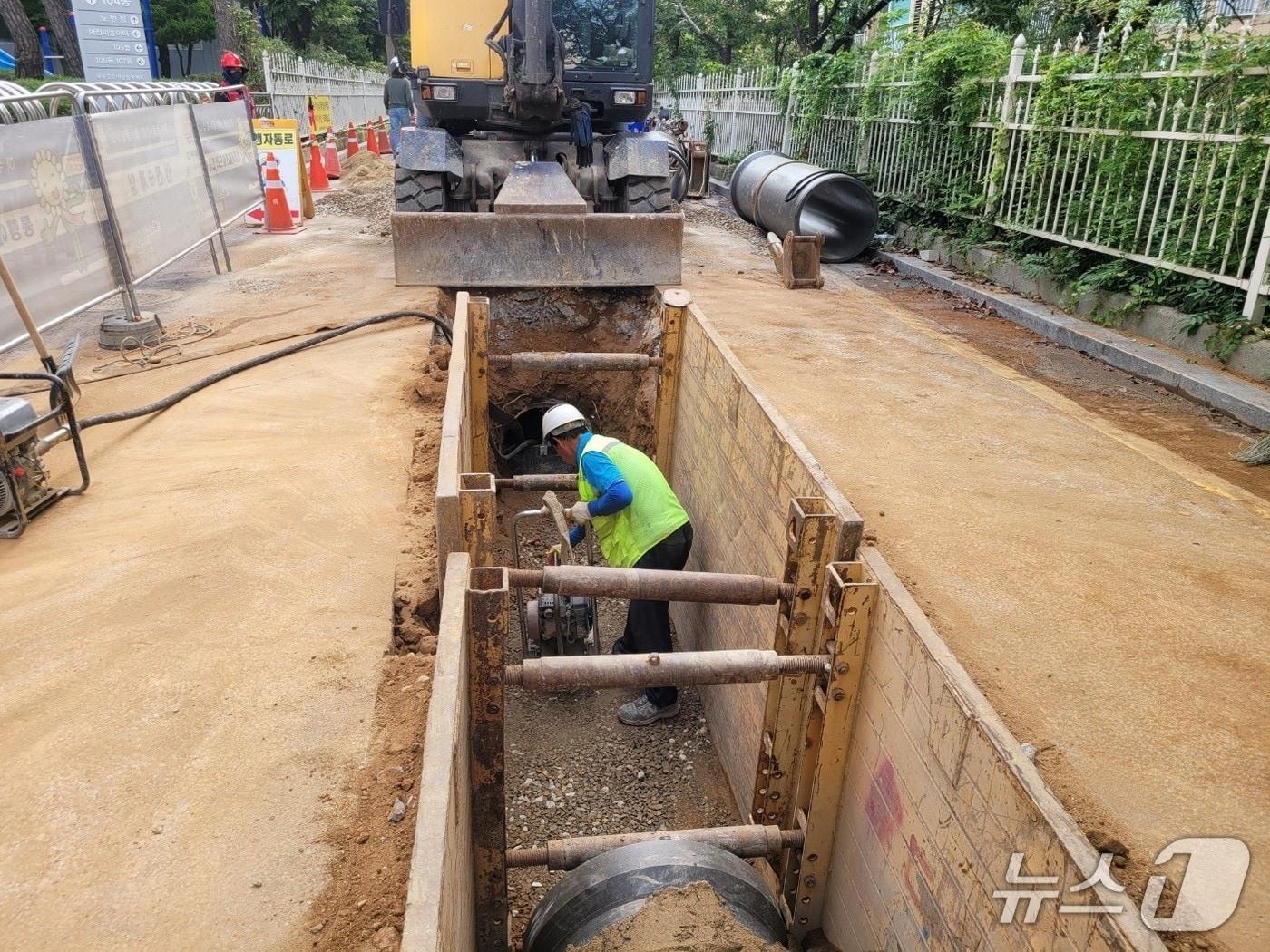 본문 이미지 - 노후 하수관로 정비 모습.(양천구 제공)