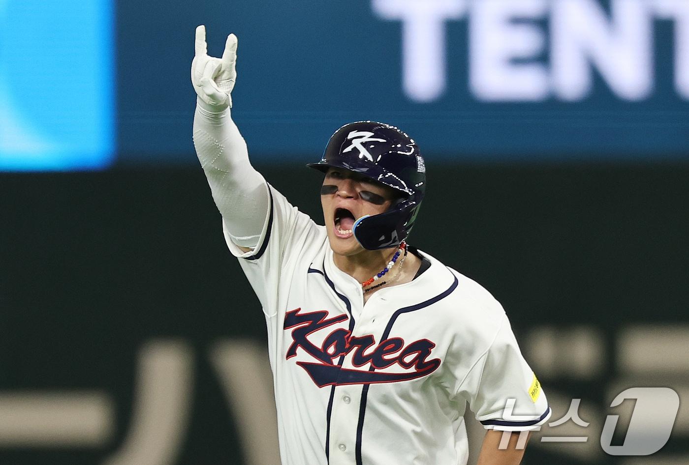 본문 이미지 - 8일 일본 도쿄돔에서 열린 2026 월드베이스볼클래식 조별리그 C조 대한민국과 일본의 경기. 대한민국 김도영이 6회말 1사 1루때 역전 투럼홈런을 친 뒤 그라운드를 돌고 있다. 2026.3.8 ⓒ 뉴스1 구윤성 기자