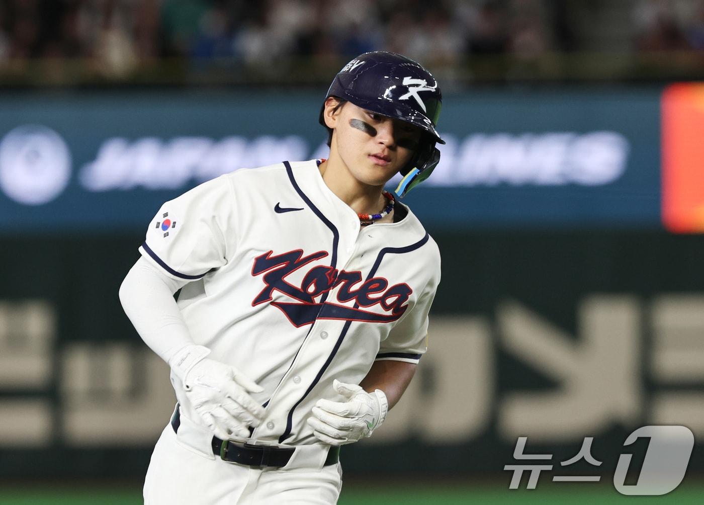 본문 이미지 - 8일 일본 도쿄돔에서 열린 2026 월드베이스볼클래식 조별리그 C조 대한민국과 일본의 경기. 대한민국 김도영이 6회말 1사 1루때 역전 투런홈런을 친 뒤 그라운드를 돌고 있다. 2026.3.8 ⓒ 뉴스1 구윤성 기자