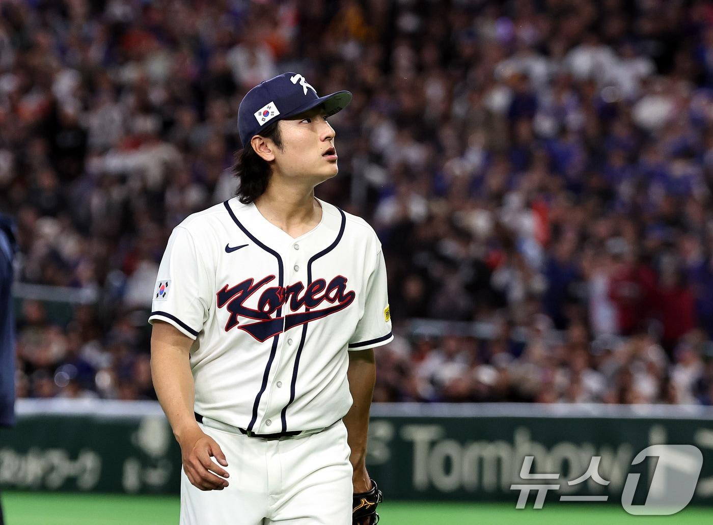 본문 이미지 - 8일 일본 도쿄돔에서 열린 2026 월드베이스볼클래식 조별리그 C조 대한민국과 대만의 경기. 대한민국 곽빈이 7회 마운드를 나서고 있다. 2026.3.8 ⓒ 뉴스1 구윤성 기자