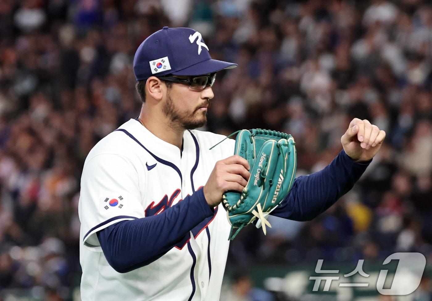 본문 이미지 - 8일 일본 도쿄돔에서 열린 2026 월드베이스볼클래식 조별리그 C조 대한민국과 일본의 경기. 대한민국 데인 더닝이 7회초 1사 1,2루 위기를 넘긴 뒤 더그아웃으로 향하고 있다. 2026.3.8 ⓒ 뉴스1 구윤성 기자