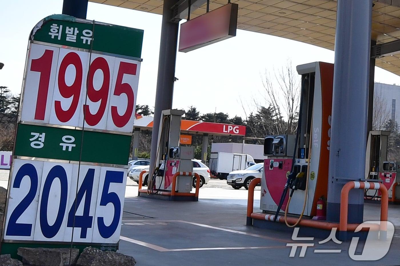 본문 이미지 - 8일 미국·이스라엘과 이란 간 무력 충돌 여파로 국내 휘발유와 경유 가격이 상승하고 있는 가운데 경북 포항시 남구에 있는 한 주유소에서 경유를 2045원에 판매하고 있다. 2026.3.8 ⓒ 뉴스1 최창호 기자