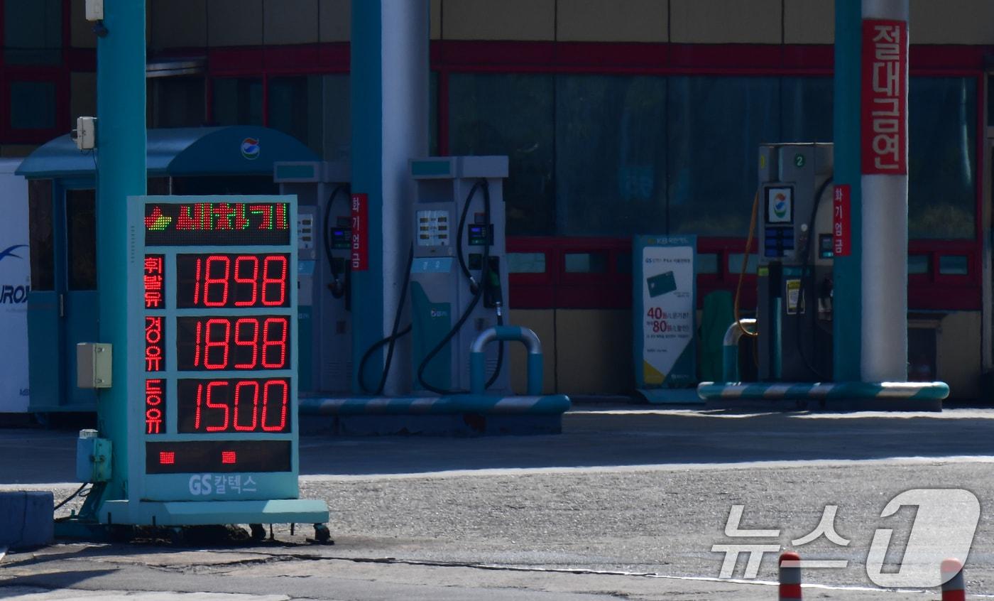 본문 이미지 - 8일 미국·이스라엘과 이란 간 무력 충돌 여파로 국내 휘발유와 경유 가격이 상승하고 있는 가운데 8일 경북 포항시 남구에 있는 한 주유소가 한산한 모습이다. 2026.3.8 ⓒ 뉴스1 최창호 기자