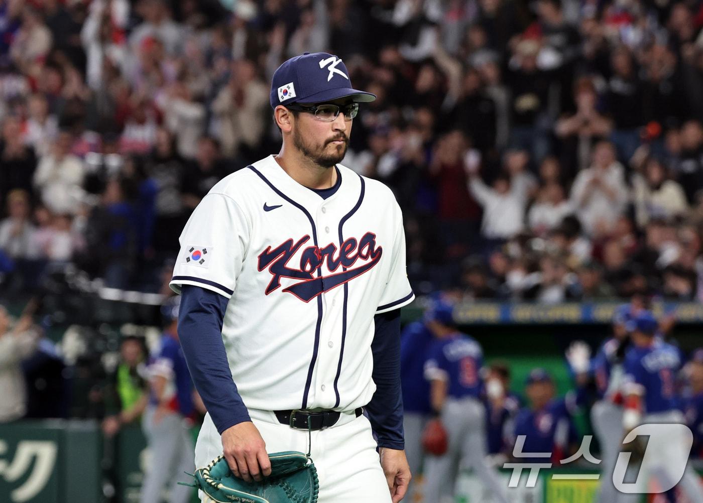 본문 이미지 - 8일 일본 도쿄돔에서 열린 2026 월드베이스볼클래식 조별리그 C조 대한민국과 일본의 경기. 대한민국 투수 데인 더닝이 8회초 대만 스튜어트 페어차일드에게 역전 투런홈런을 허용하며 이닝을 마친 뒤 더그아웃으로 향하고 있다. 2026.3.8 ⓒ 뉴스1 구윤성 기자