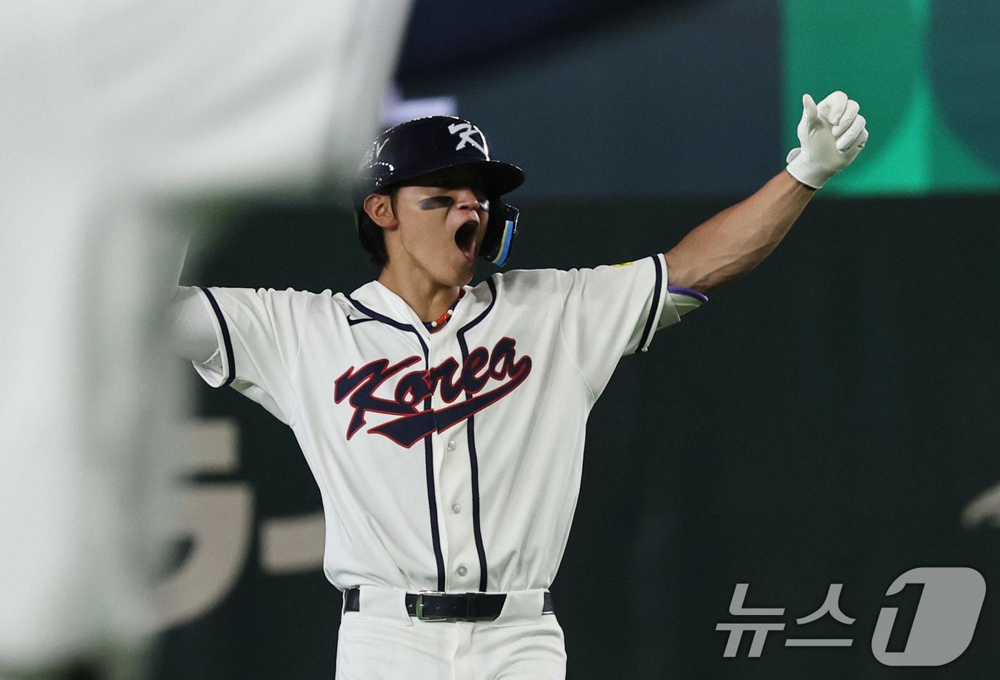 본문 이미지 - 8일 일본 도쿄돔에서 열린 2026 월드베이스볼클래식 조별리그 C조 대한민국과 대만의 경기. 대한민국 김도영이 8회말 2사 1루 상황때 동점 2루타를 치며 환호하고 있다. 2026.3.8 ⓒ 뉴스1 구윤성 기자