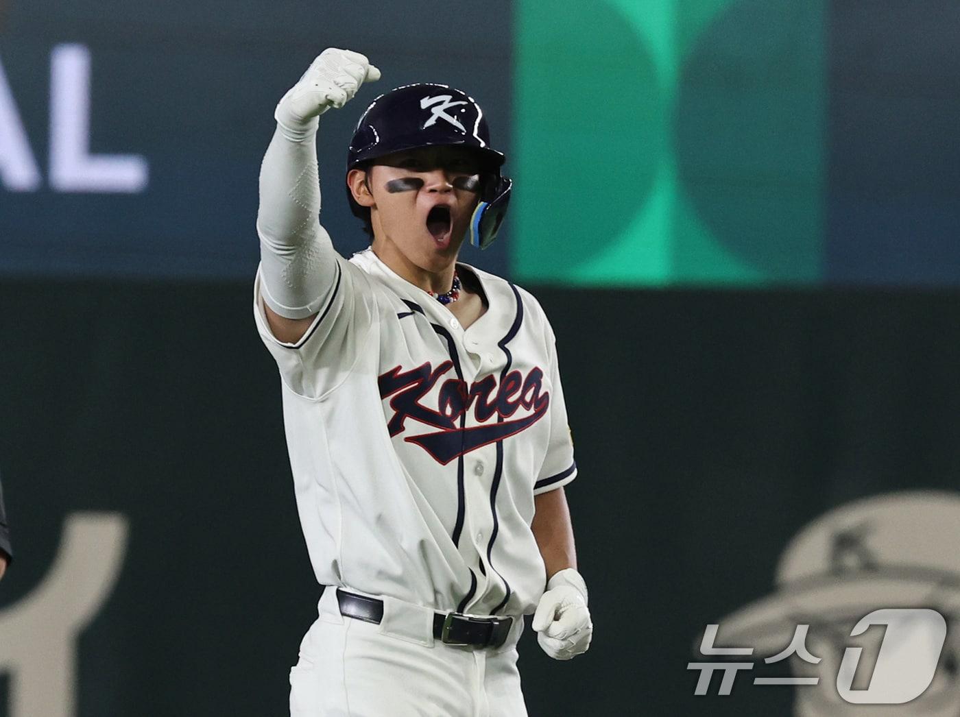 본문 이미지 - 8일 일본 도쿄돔에서 열린 2026 월드베이스볼클래식 조별리그 C조 대한민국과 일본의 경기. 대한민국 김도영이 8회말 2사 1루 동점 2루타를 치며 환호하고 있다. 2026.3.8 ⓒ 뉴스1 구윤성 기자