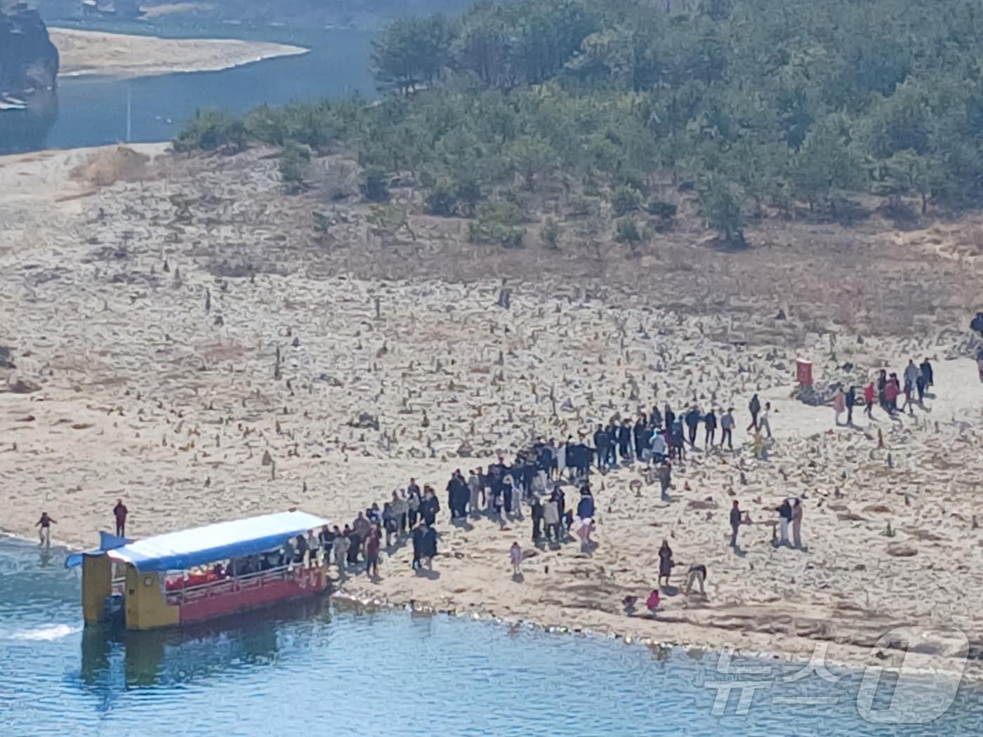 본문 이미지 - 8일 오후 강원 영월군 청령포에 여행객들이 몰려들고 있다. 조선 6대 임금 단종을 다룬 영화 '왕과 사는 남자'(왕사남)의 누적 관객 수가 1000만 명을 넘어선 가운데, 단종 유배지였던 청령포에 영화 관람객을 비롯한 관광객들로 북적이고 있다. 2026.3.8 ⓒ 뉴스1 신관호 기자