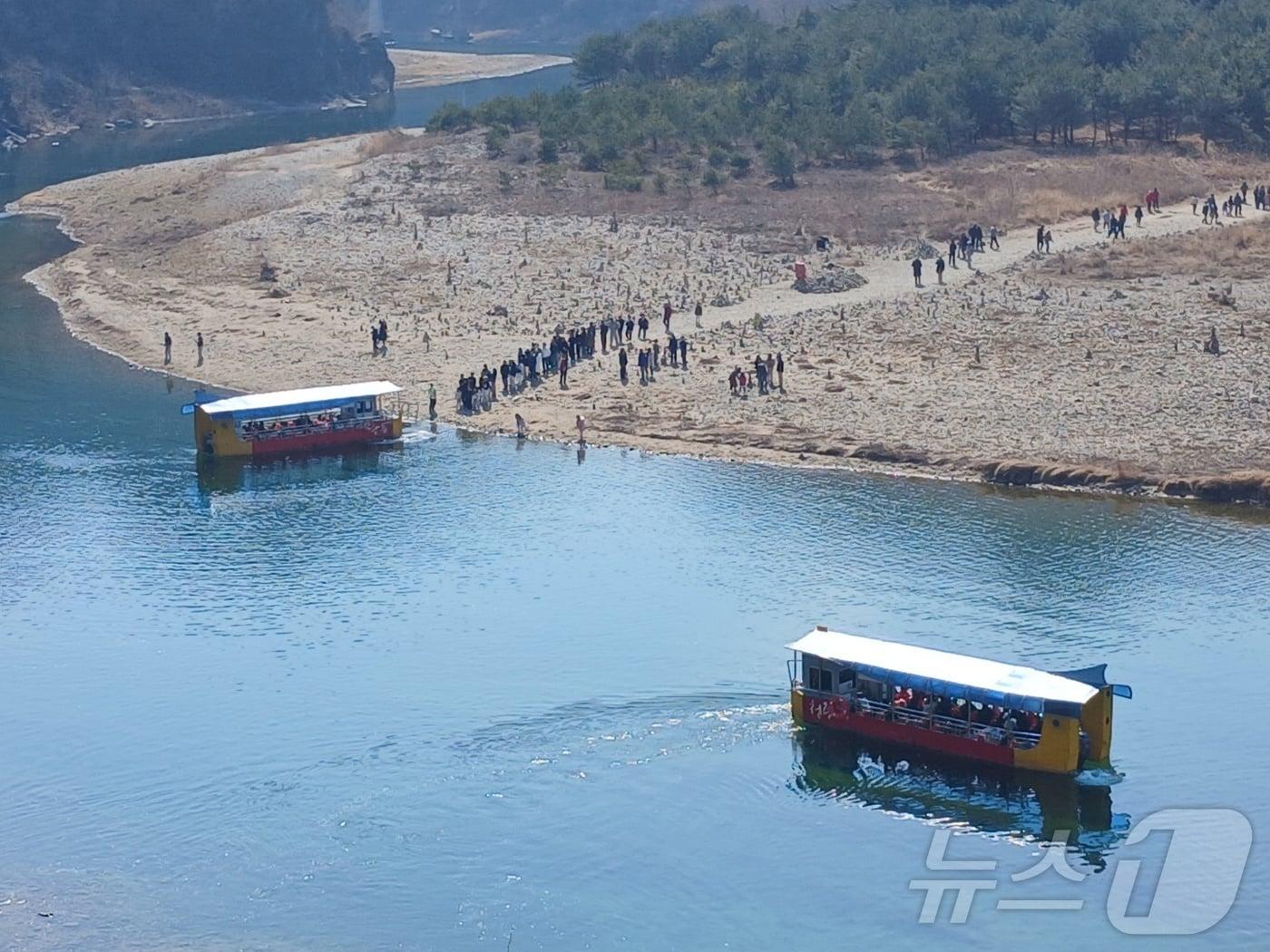 본문 이미지 - 8일 오후 강원 영월군 청령포에 여행객들이 몰려들고 있다. 조선 6대 임금 단종을 다룬 영화 '왕과 사는 남자'(왕사남)의 누적 관객 수가 1000만 명을 넘어선 가운데, 단종 유배지였던 청령포에 영화 관람객을 비롯한 관광객들이 배를 타며 여행을 즐기고 있다. 2026.3.8 ⓒ 뉴스1 신관호 기자