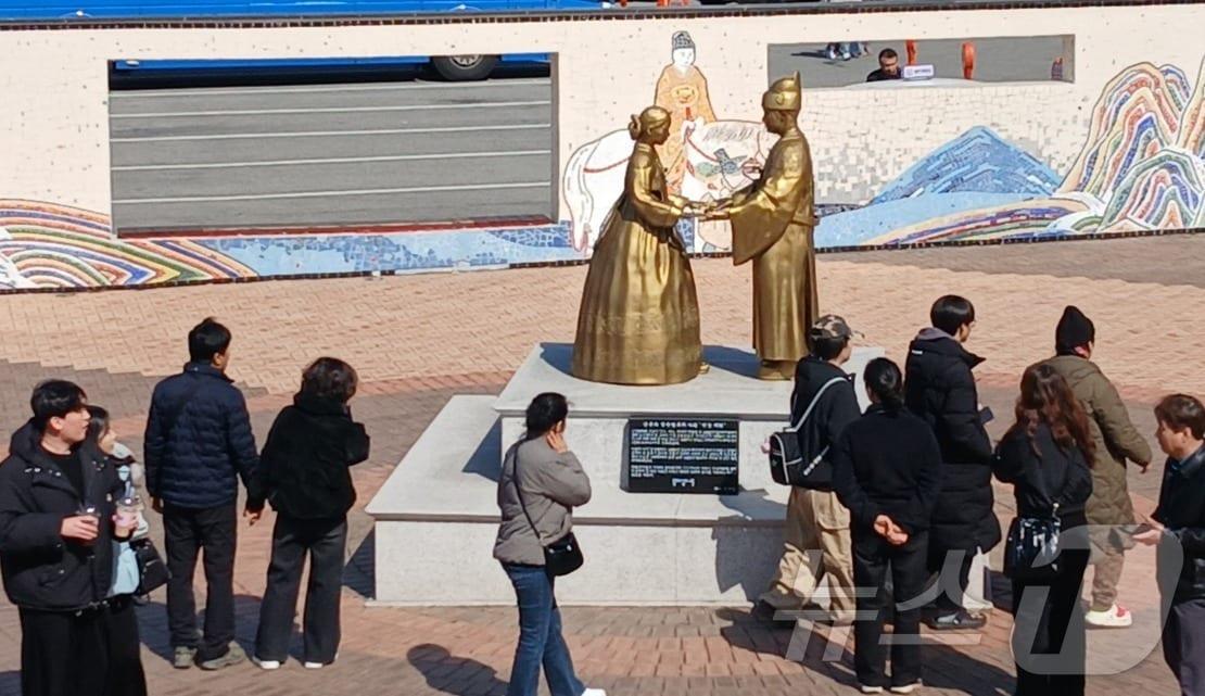 본문 이미지 - 지난 8일 오후 강원 영월군 영월읍 청령포 주변에 위치한 '천상재회' 동상에 여행객들이 몰려들고 있다. 동상은 조선 6대 임금 단종과 그의 왕비 정순왕후의 사랑이야기를 소개하고 있다.  2026.3.8 ⓒ 뉴스1 신관호 기자