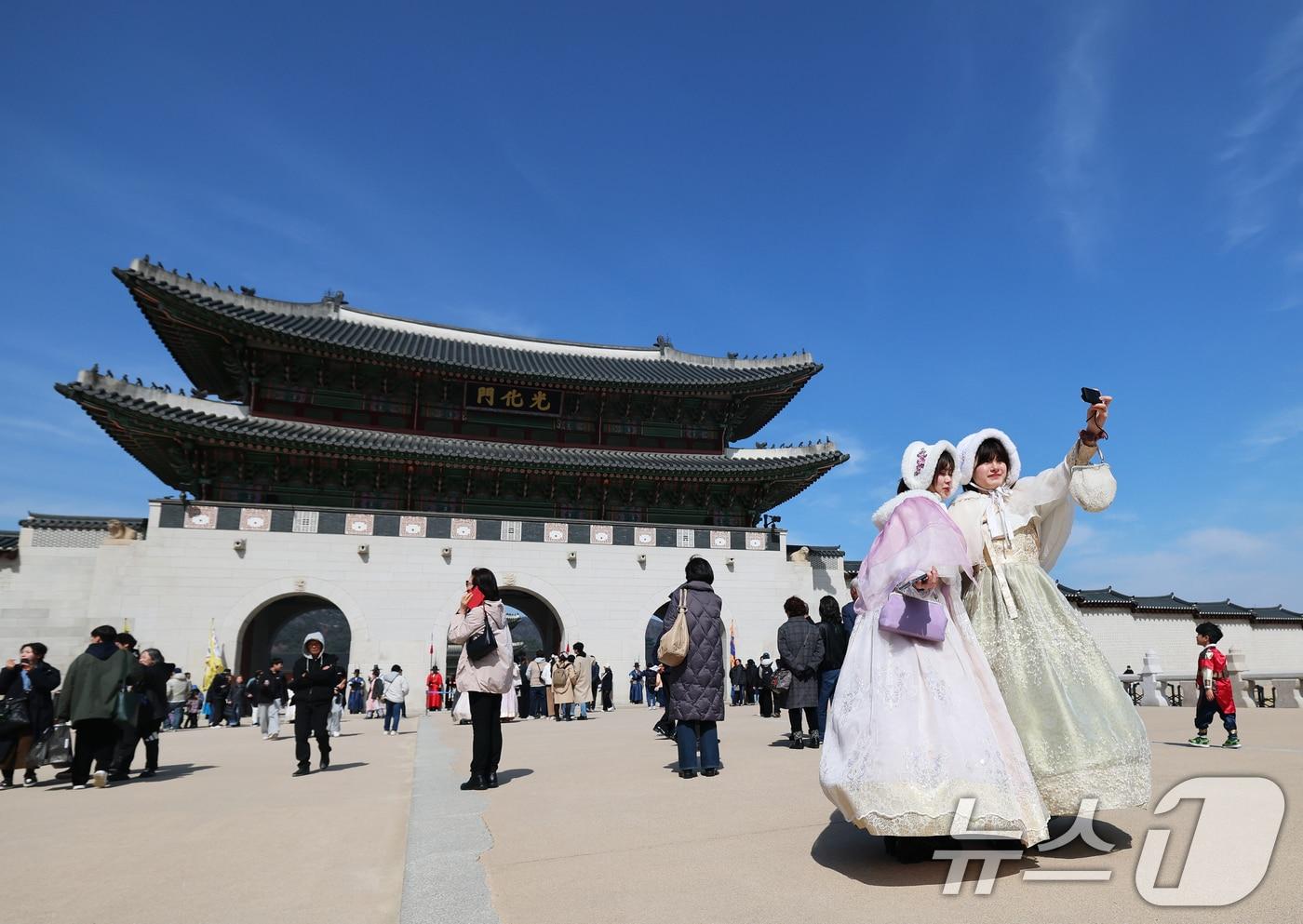 본문 이미지 - 화창한 날씨를 보인 8일 오후 서울 종로구 경복궁에서 시민들과 외국인 관광객들이 휴일 나들이를 하고 있다. 2026.3.8 ⓒ 뉴스1 오대일 기자