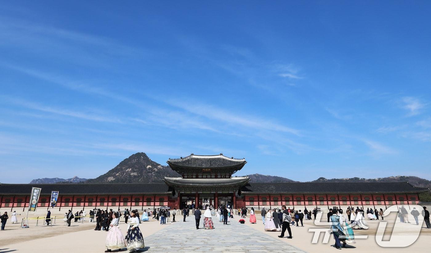 본문 이미지 - 화창한 날씨를 보인 8일 오후 서울 종로구 경복궁에서 시민들과 외국인 관광객들이 휴일 나들이를 하고 있다. 2026.3.8 ⓒ 뉴스1 오대일 기자
