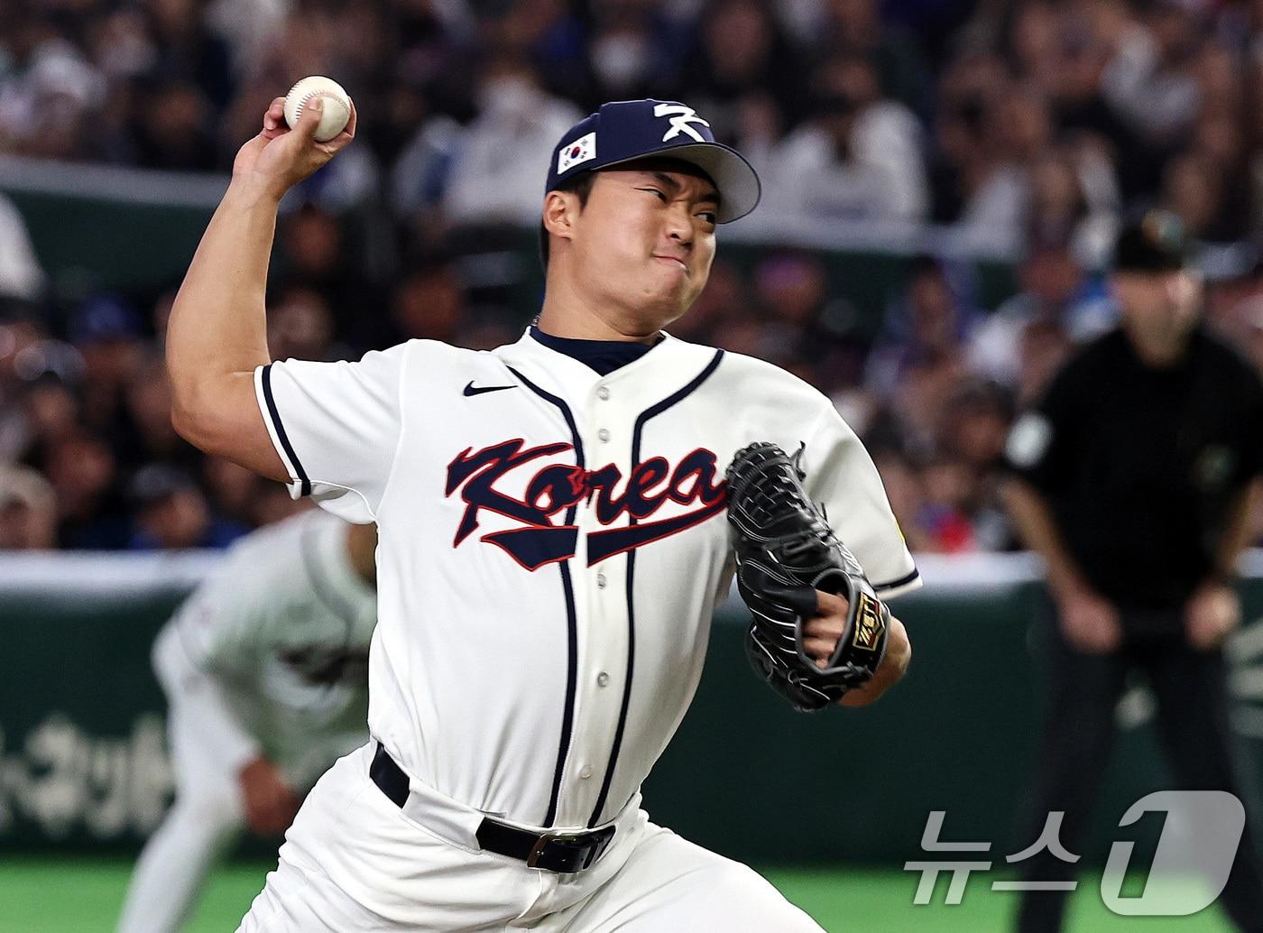 본문 이미지 - 8일 일본 도쿄돔에서 열린 2026 월드베이스볼클래식 조별리그 C조 대한민국과 일본의 경기. 대한민국 투수 고우석이 9회초 등판해 역투하고 있다. 2026.3.8 ⓒ 뉴스1 구윤성 기자