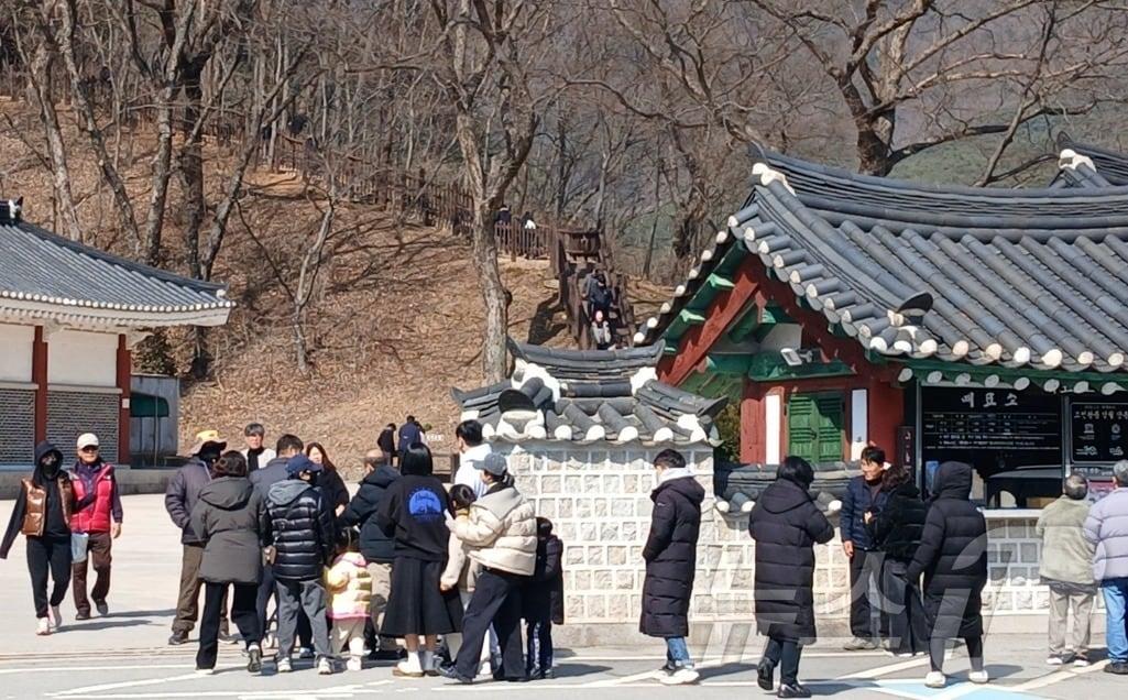본문 이미지 - 강원 영월군 장릉에 몰려든 여행객.(뉴스1  DB) ⓒ 뉴스1 신관호 기자
