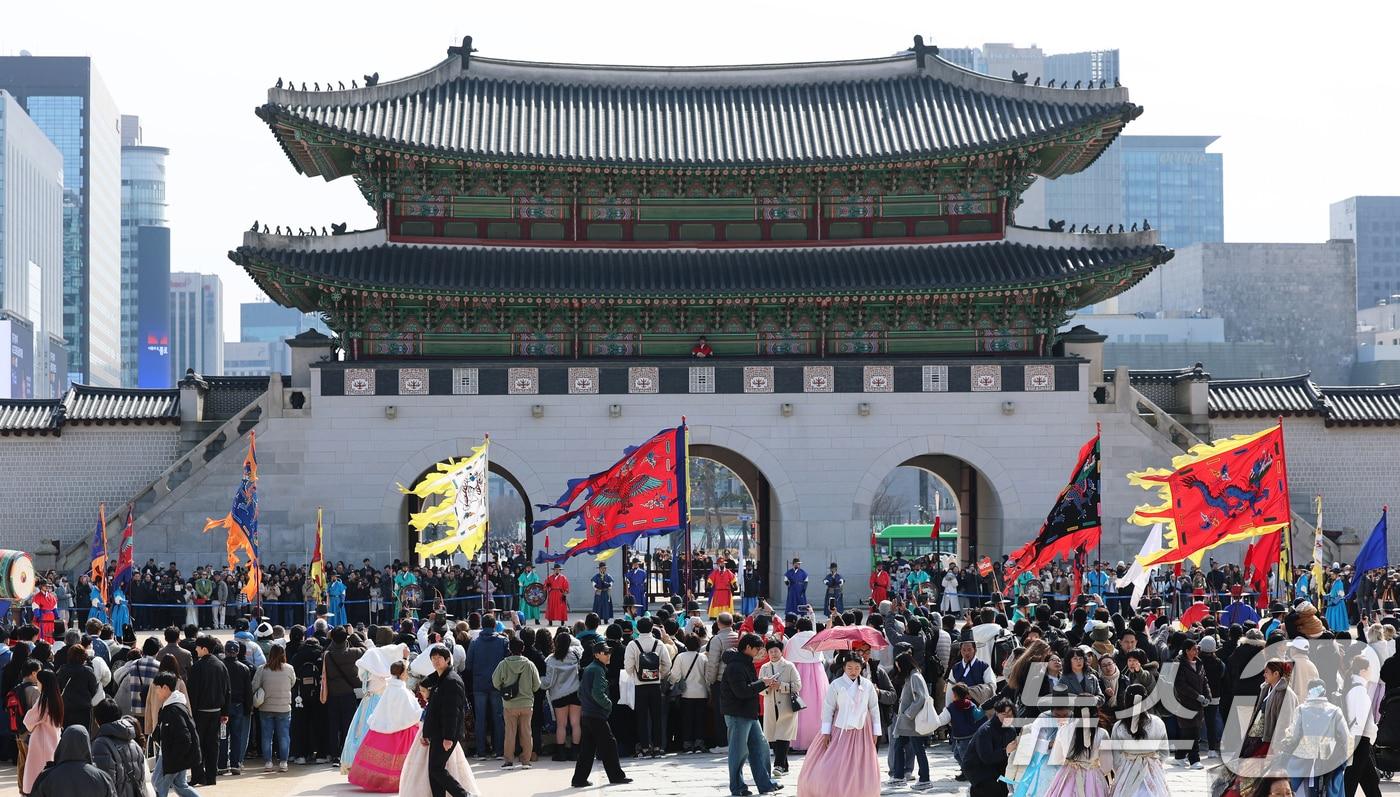 본문 이미지 - 서울 종로구 경복궁에서 시민들과 외국인 관광객들이 수문장 교대식을 관람하고 있다. 2026.3.8 ⓒ 뉴스1 오대일 기자