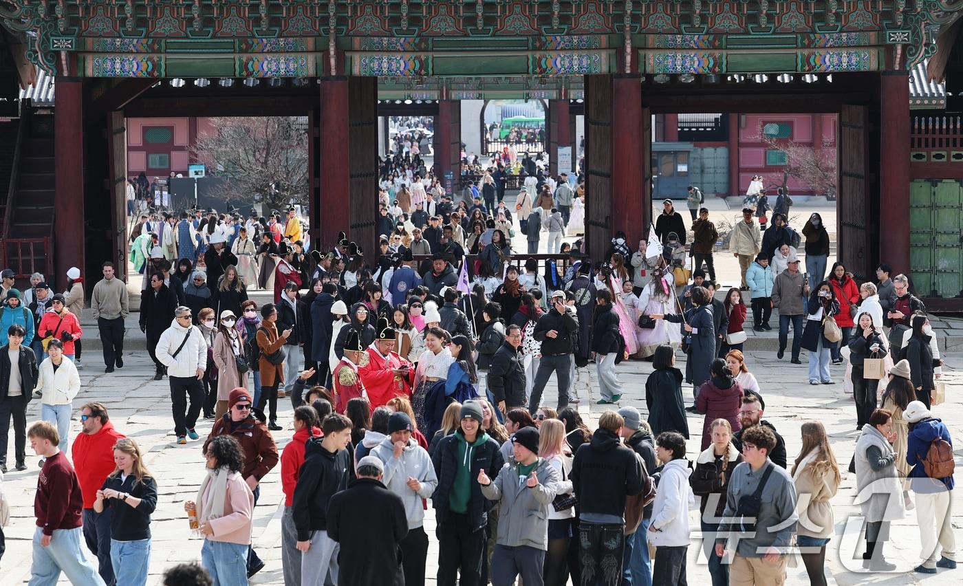 본문 이미지 - 화창한 날씨를 보인 8일 오후 서울 종로구 경복궁에서 시민들과 외국인 관광객들이 휴일 나들이를 하고 있다. 2026.3.8 ⓒ 뉴스1 오대일 기자