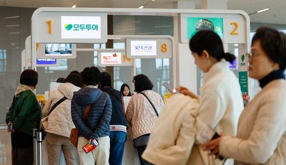 본문 이미지 - 인천국제공항 2터미널 여행사 카운터에서 여행객들이 안내를 받고 있다 2026.3.8 ⓒ 뉴스1 안은나 기자