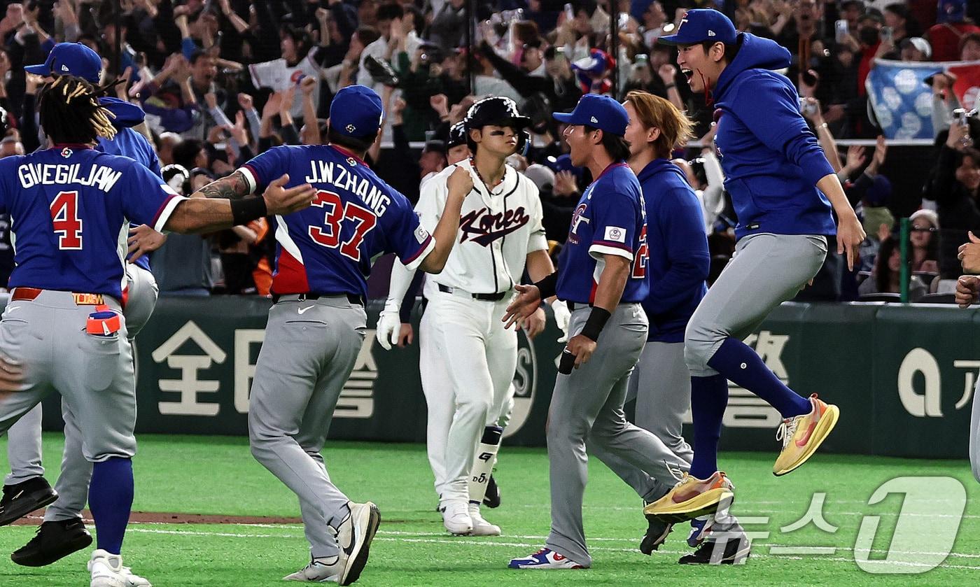 본문 이미지 - 8일 일본 도쿄돔에서 열린 2026 월드베이스볼클래식 조별리그 C조 대한민국과 대만의 경기. 연장 접전 끝에 대만에 5대 4로 패배한 대한민국의 김도영이 아쉬워하고 있다. 2026.3.8 ⓒ 뉴스1 구윤성 기자