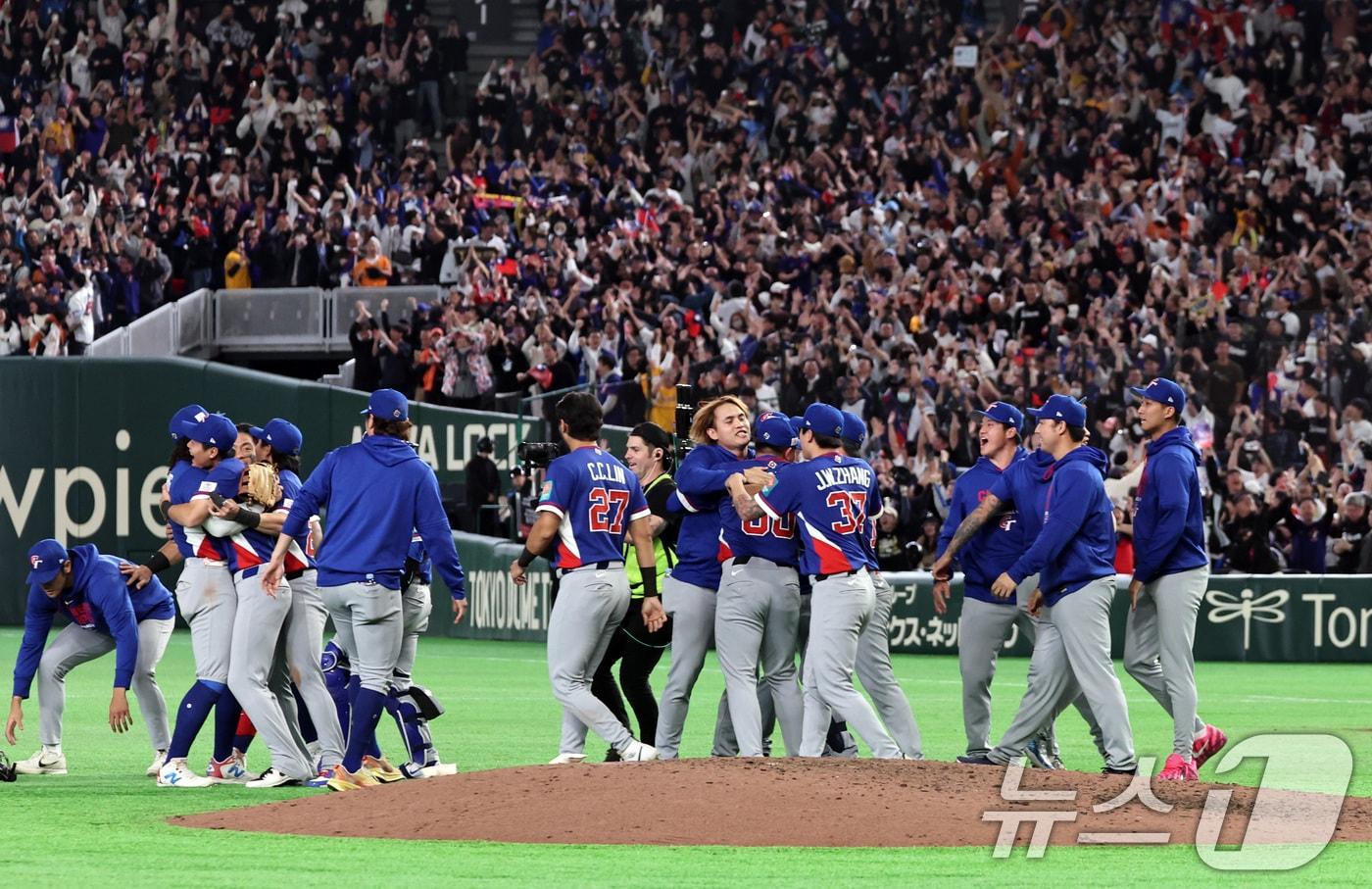 본문 이미지 - 8일 일본 도쿄돔에서 열린 2026 월드베이스볼클래식 조별리그 C조 대한민국과 대만의 경기. 연장 접전 끝에 5-4 승리를 거둔 대만 선수들이 기쁨을 나누고 있다. 2026.3.8 ⓒ 뉴스1 구윤성 기자