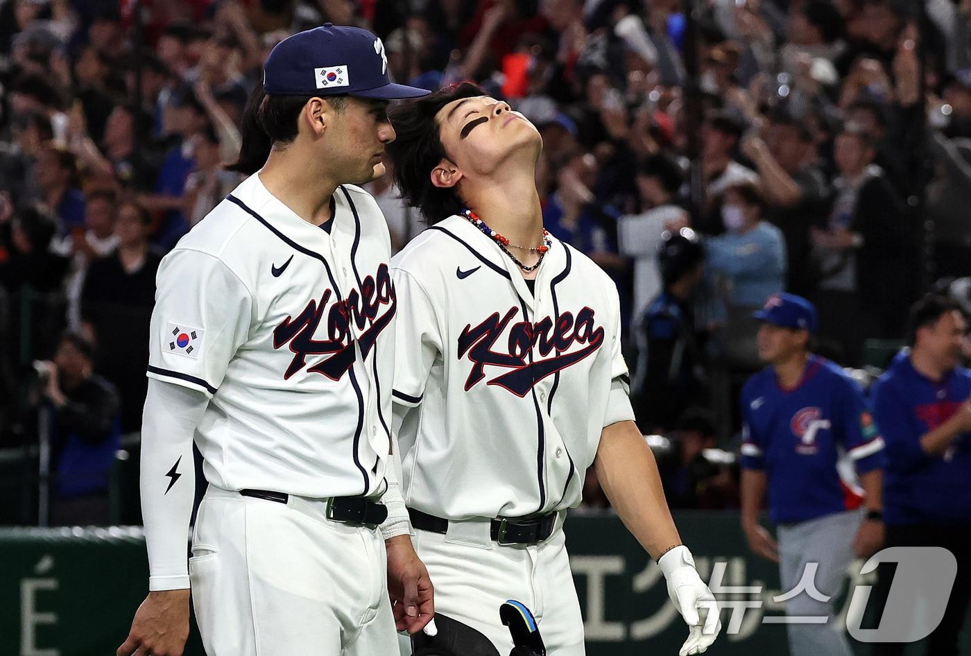 본문 이미지 - 8일 일본 도쿄돔에서 열린 2026 월드베이스볼클래식 조별리그 C조 대한민국과 대만의 경기. 연장 접전 끝에 대한민국이 대만에 5대 4로 패배하자 김도영이 아쉬워하고 있다. 2026.3.8 ⓒ 뉴스1 구윤성 기자