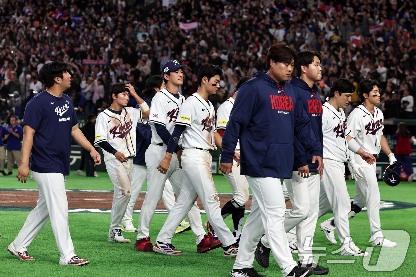 본문 이미지 - 8일 일본 도쿄돔에서 열린 2026 월드베이스볼클래식 조별리그 C조 대한민국과 대만의 경기. 연장 접전 끝에 대만에 5대4로 패배한 대한민국 선수들이 아쉬워하며 그라운드를 나서고 있다. 2026.3.8 ⓒ 뉴스1 구윤성 기자