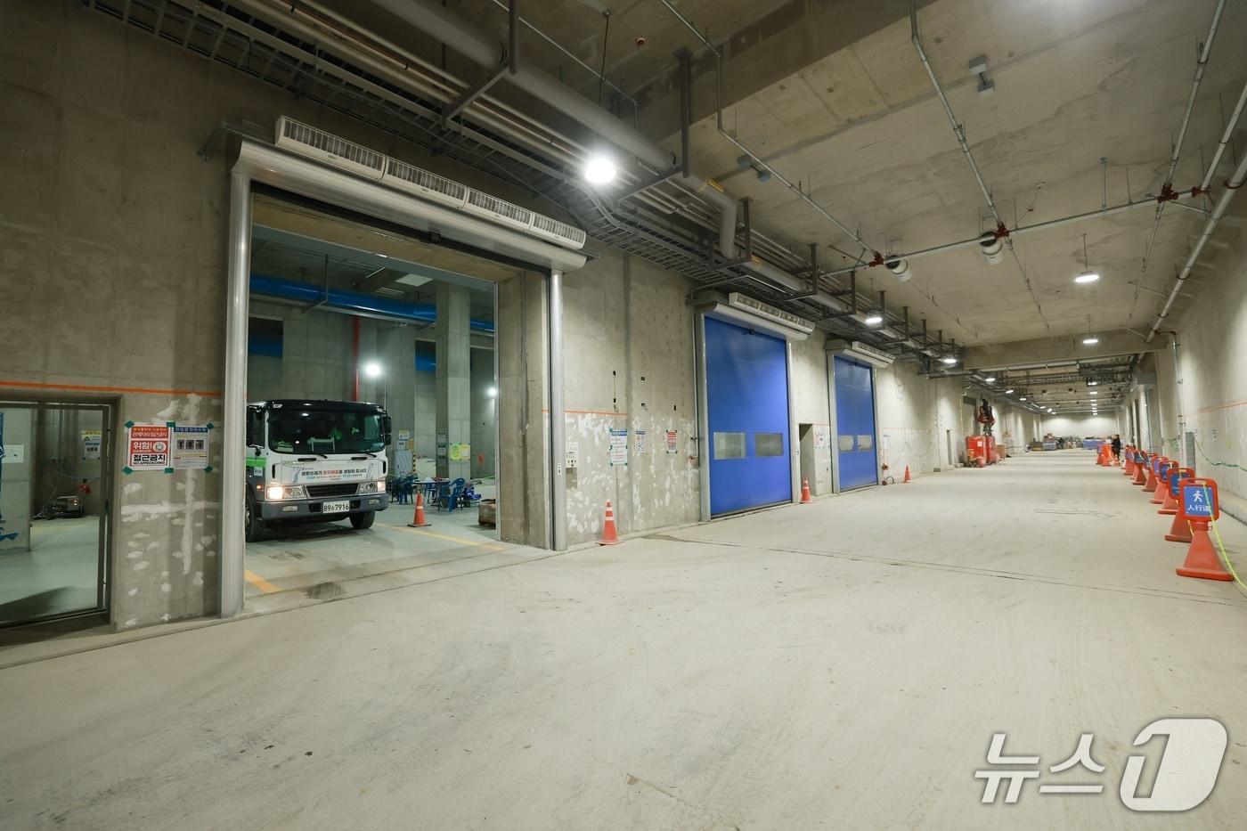 본문 이미지 - 준공을 앞두고 마무리 공사가 진행되고 있는 용인레스피아 내 에코타운 현장 모습.(용인시 제공)