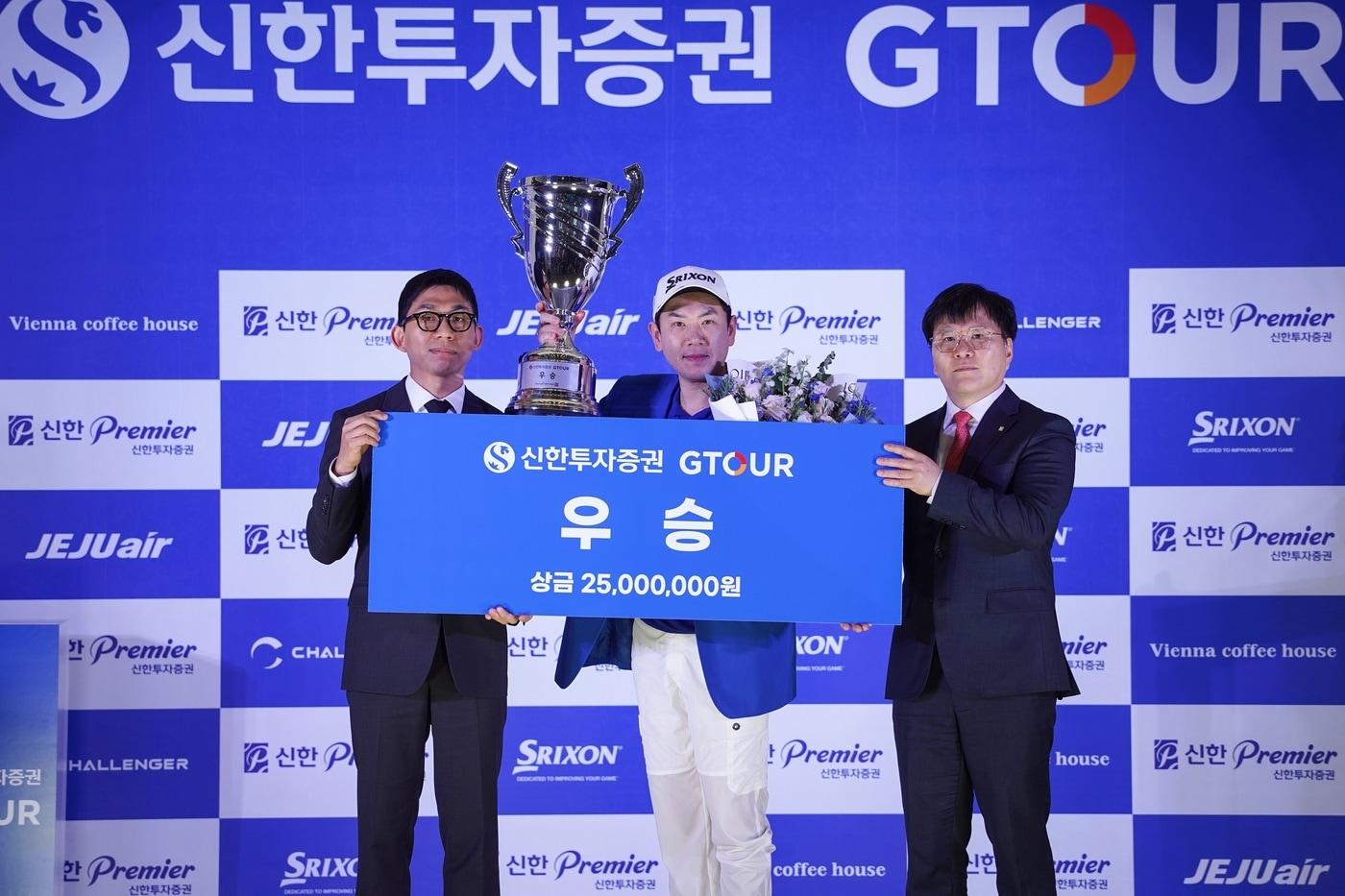 본문 이미지 - 왼쪽부터 안희훈 골프존 사업부장, 우승자 이성훈, 신한투자증권 김수성 영업본부장이 기념사진을 찍고 있다.(골프존 제공)