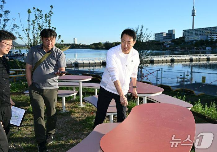 본문 이미지 - 오세훈 서울시장이 2일(현지시간) 오스트리아 빈 다뉴브강의 수변 공간 ‘피어 22’를 방문해 유니버설디자인 및 공공 공간을 살피고 있다.(서울시 제공)