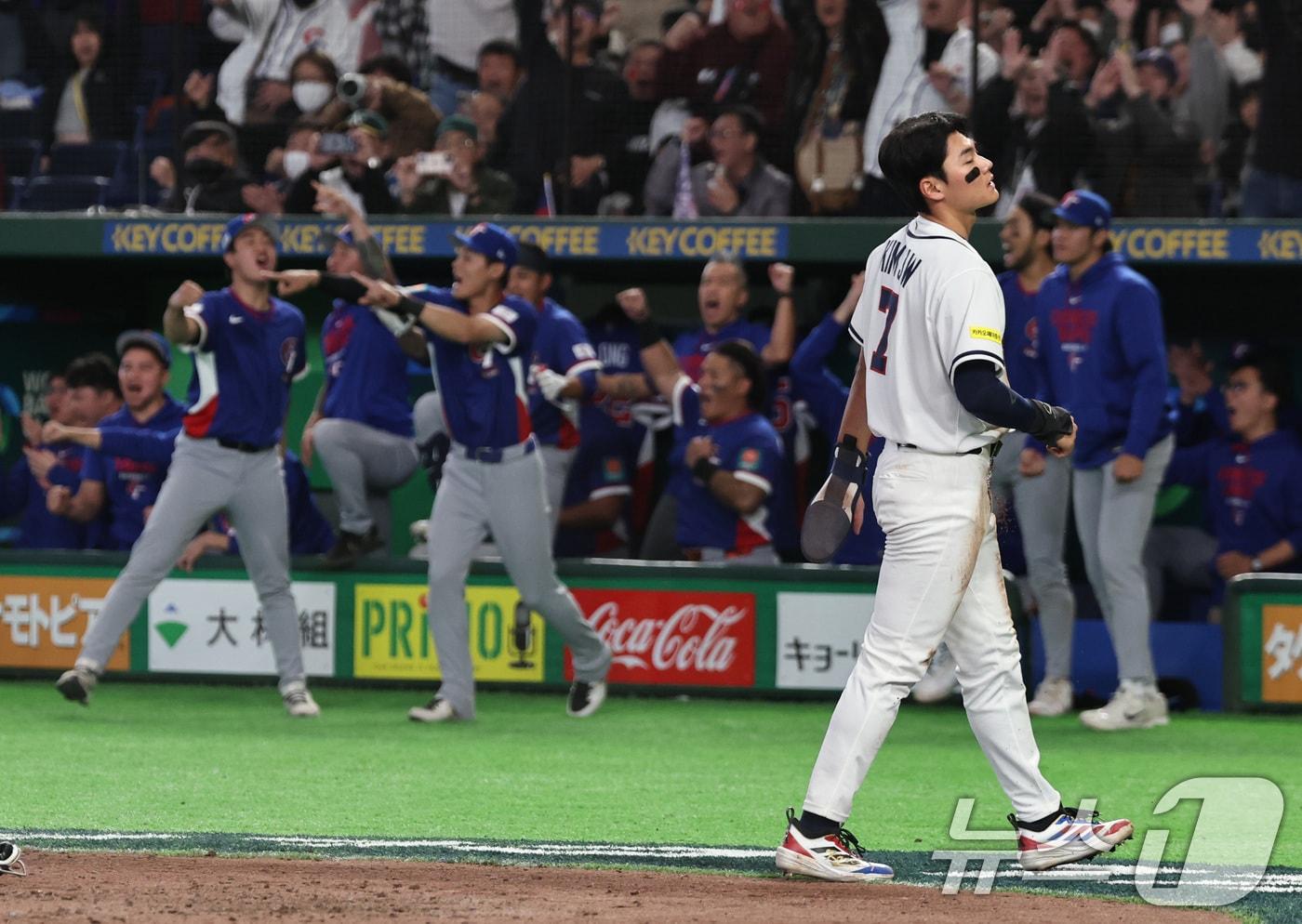 본문 이미지 - 8일 일본 도쿄돔에서 열린 2026 월드베이스볼클래식(WBC) 조별리그 C조 3차전 대한민국과 대만의 경기. 연장 10회말 1사 3루 한국 김혜성의 타구 때 3루 주자 김주원이 홈에서 태그아웃되며 아쉬워하고 있다. 2026.3.8 ⓒ 뉴스1 구윤성 기자