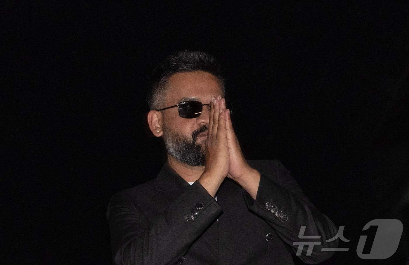 본문 이미지 - 7일(현지시간) 래퍼 출신의 네팔 정치인인 발렌드라 샤 전 카트만두 시장(35)이 네팔 동부 자파 지역에서 자신이 이끄는 '라스트리야 스와탄트라당'(RSP)이 총선에서 승리할 것이라는 전망이 나온 이후 지지자들에게 인사하고 있다. 2026.03.07 ⓒ 로이터=뉴스1