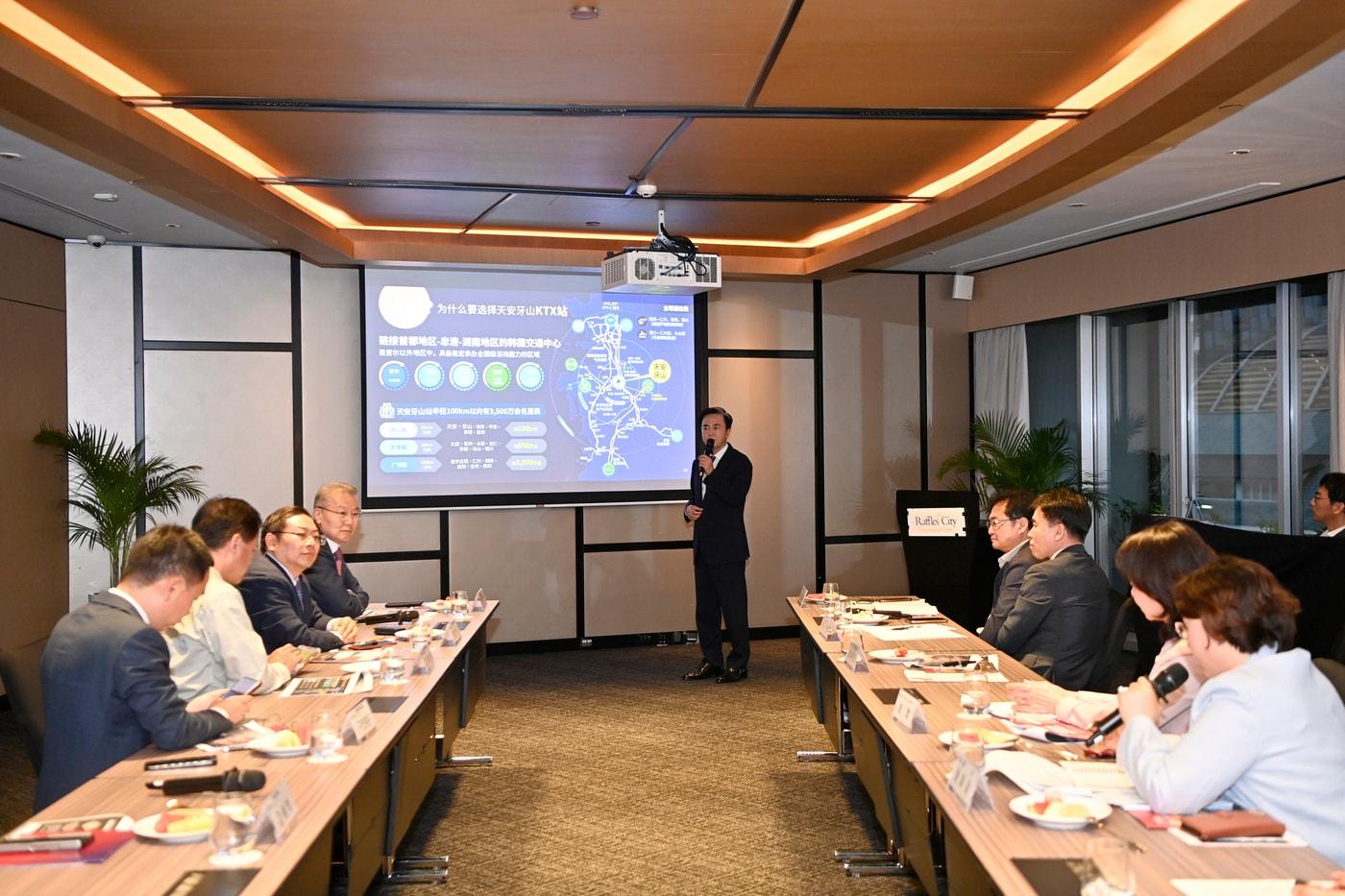 본문 이미지 - 김태흠 충남도지사(가운데)가 화교 기업인·투자자에게 돔구장 프로젝트를 설명하고 있다.(충남도 제공. 재판매 및 DB금지)/뉴스1